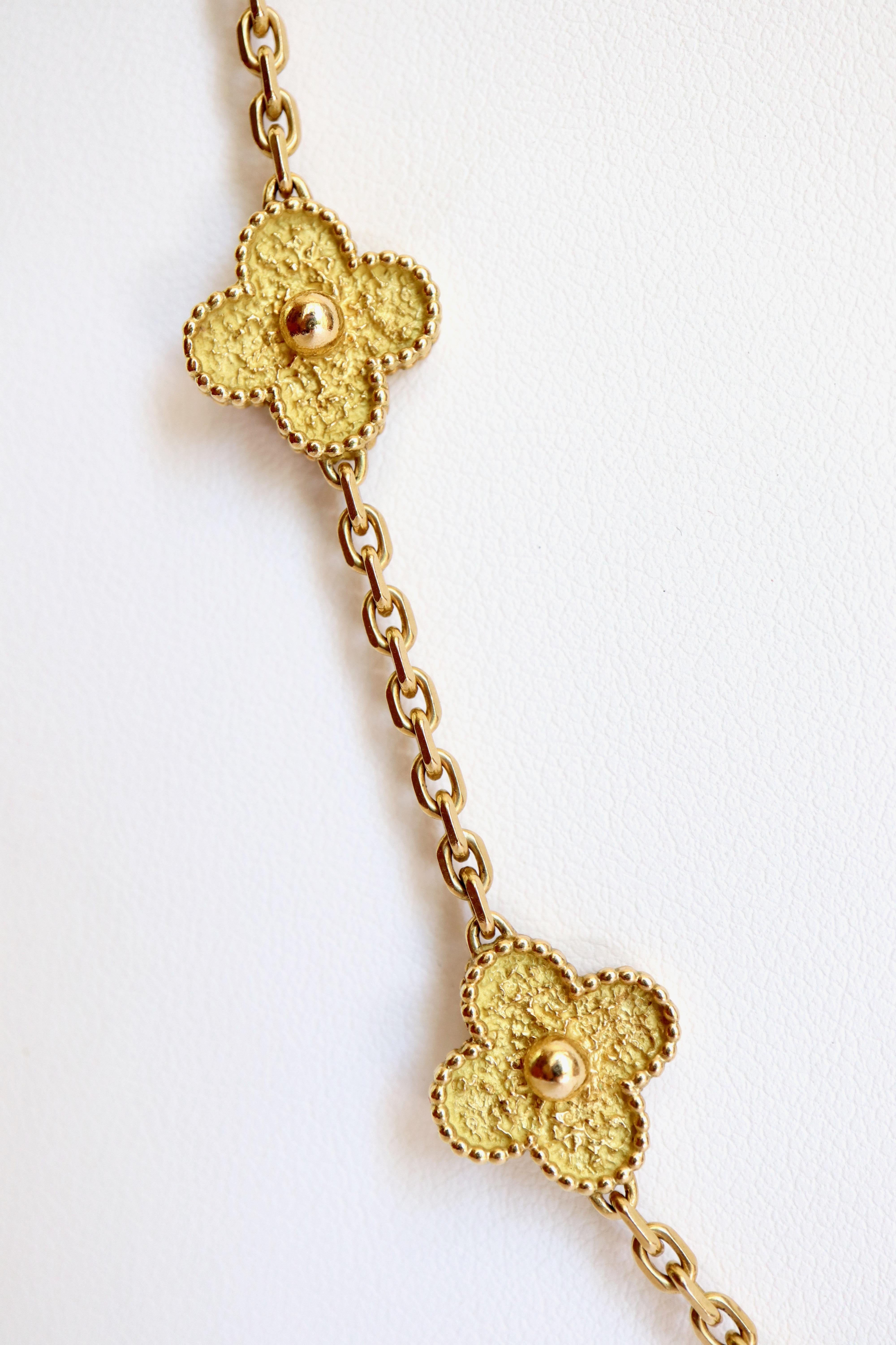 Van Cleef & Arpels Vintage Alhambra Necklace in 18 kt Yellow Gold 20 motifs In Good Condition In Paris, FR