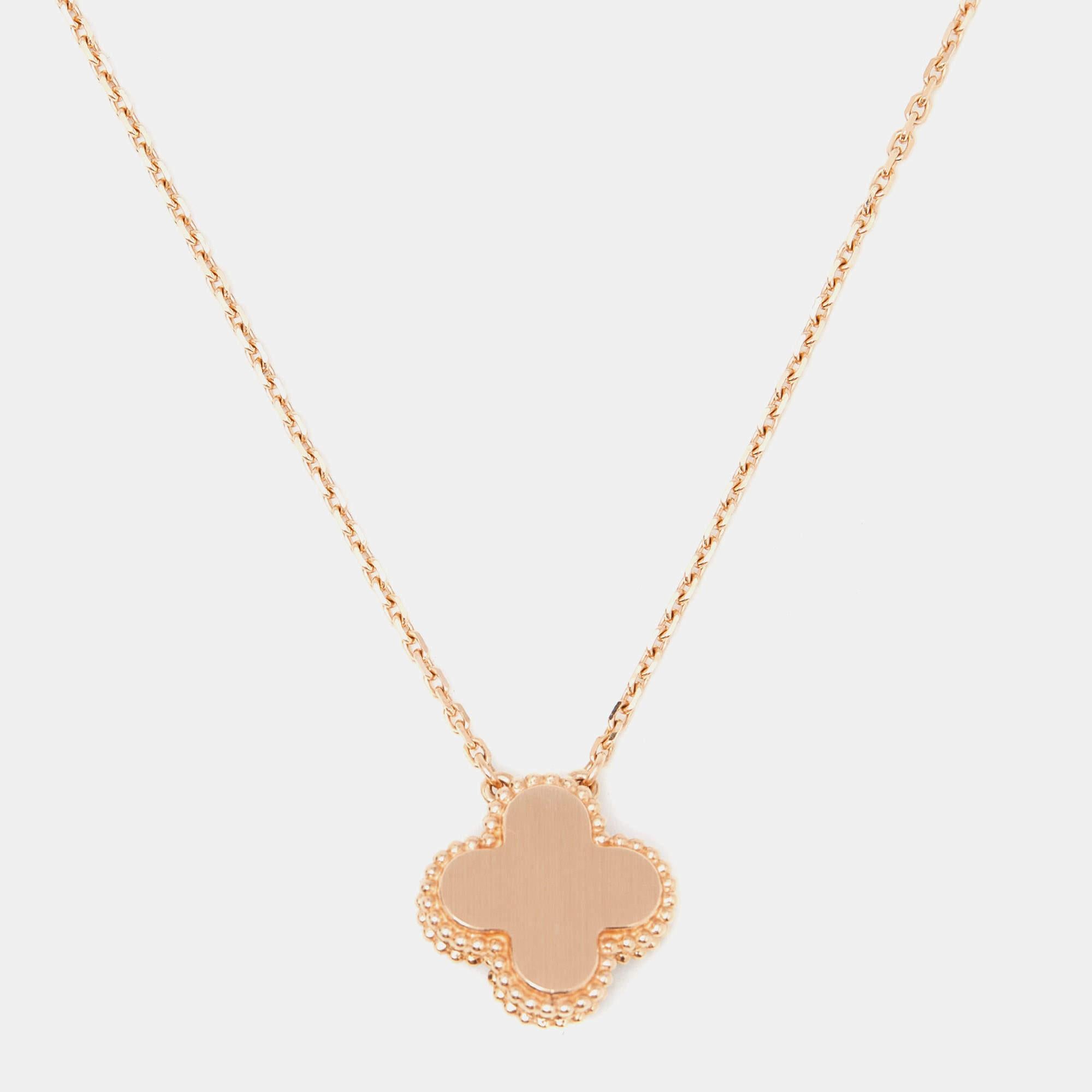 Investissez dans ce collier pendentif opulent Van Cleef & Arpels 2023 Holiday de la collection iconique Vintage Alhambra. Le pendentif Alhambra en or rose 18 carats est serti d'un seul diamant et d'une incrustation d'obsidienne. Un doux mélange de
