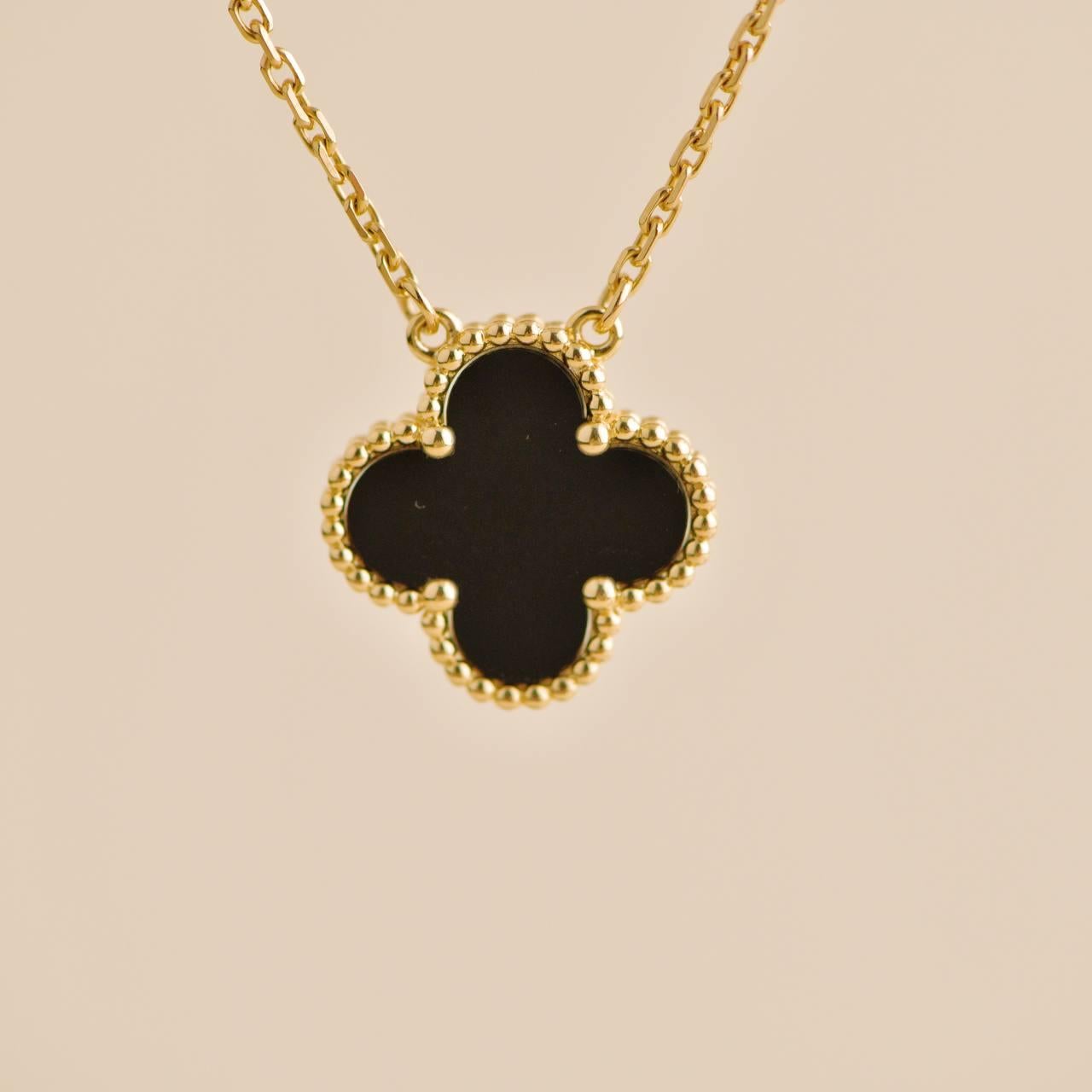 Non taillé Van Cleef & Arpels Collier vintage Alhambra en or jaune 18 carats et onyx
