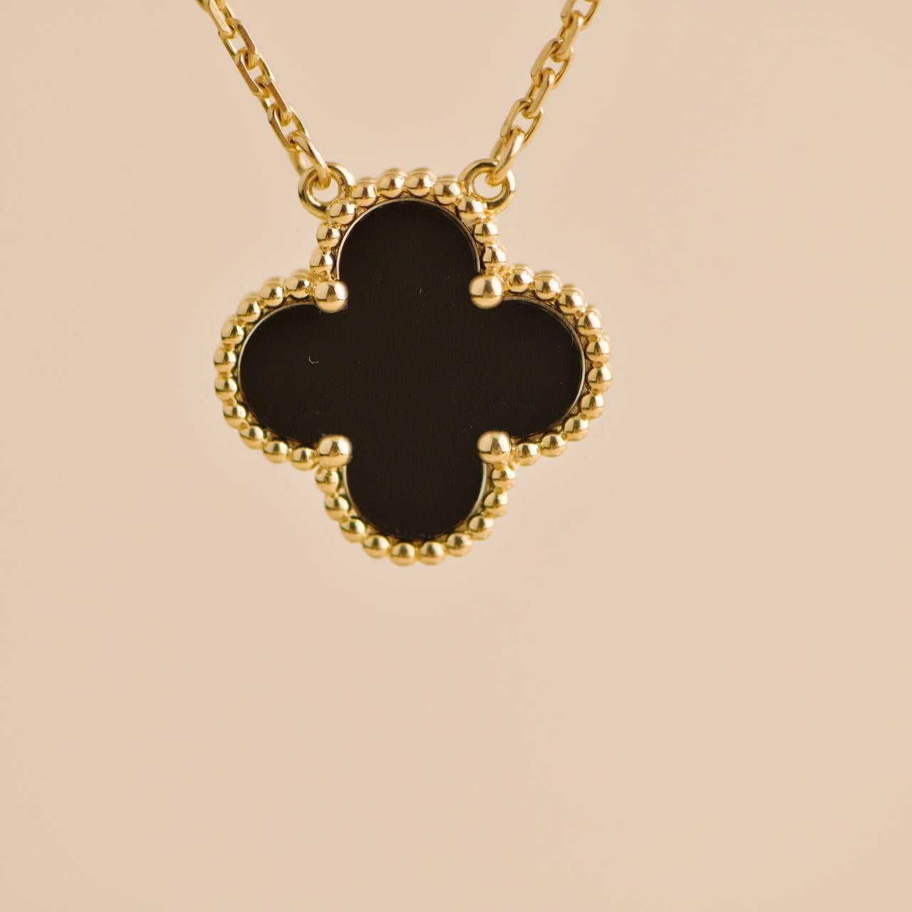 Van Cleef & Arpels Collier vintage Alhambra en or jaune 18 carats et onyx Excellent état à Banbury, GB
