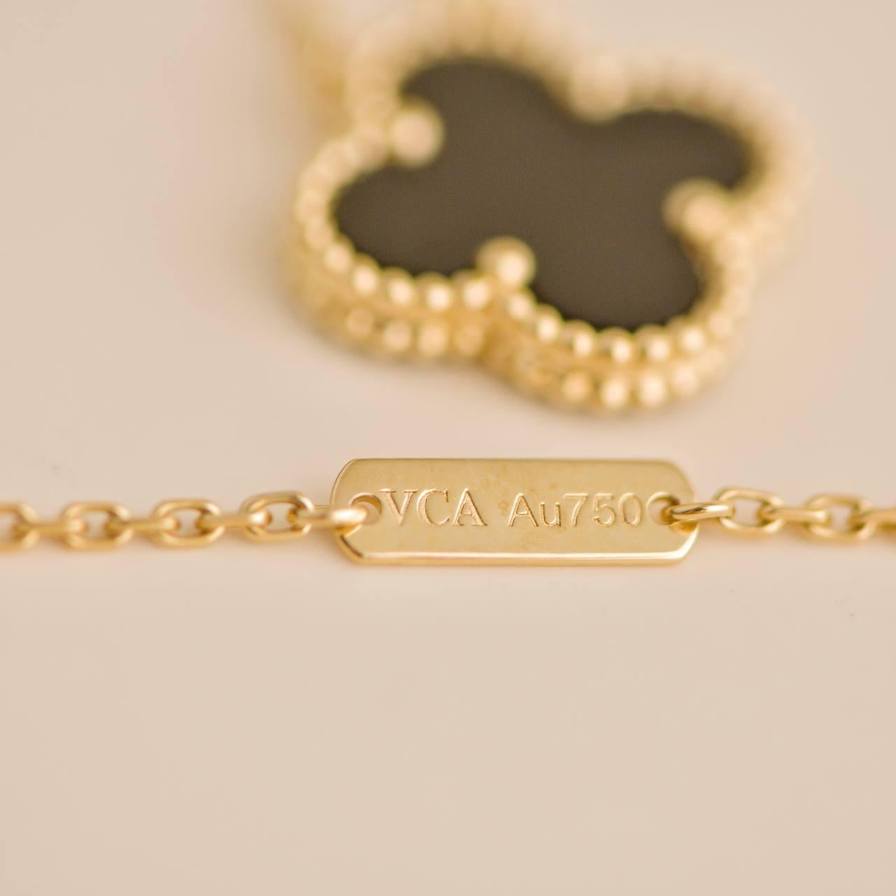  Van Cleef & Arpels Collier vintage Alhambra en or jaune 18 carats et onyx Unisexe 