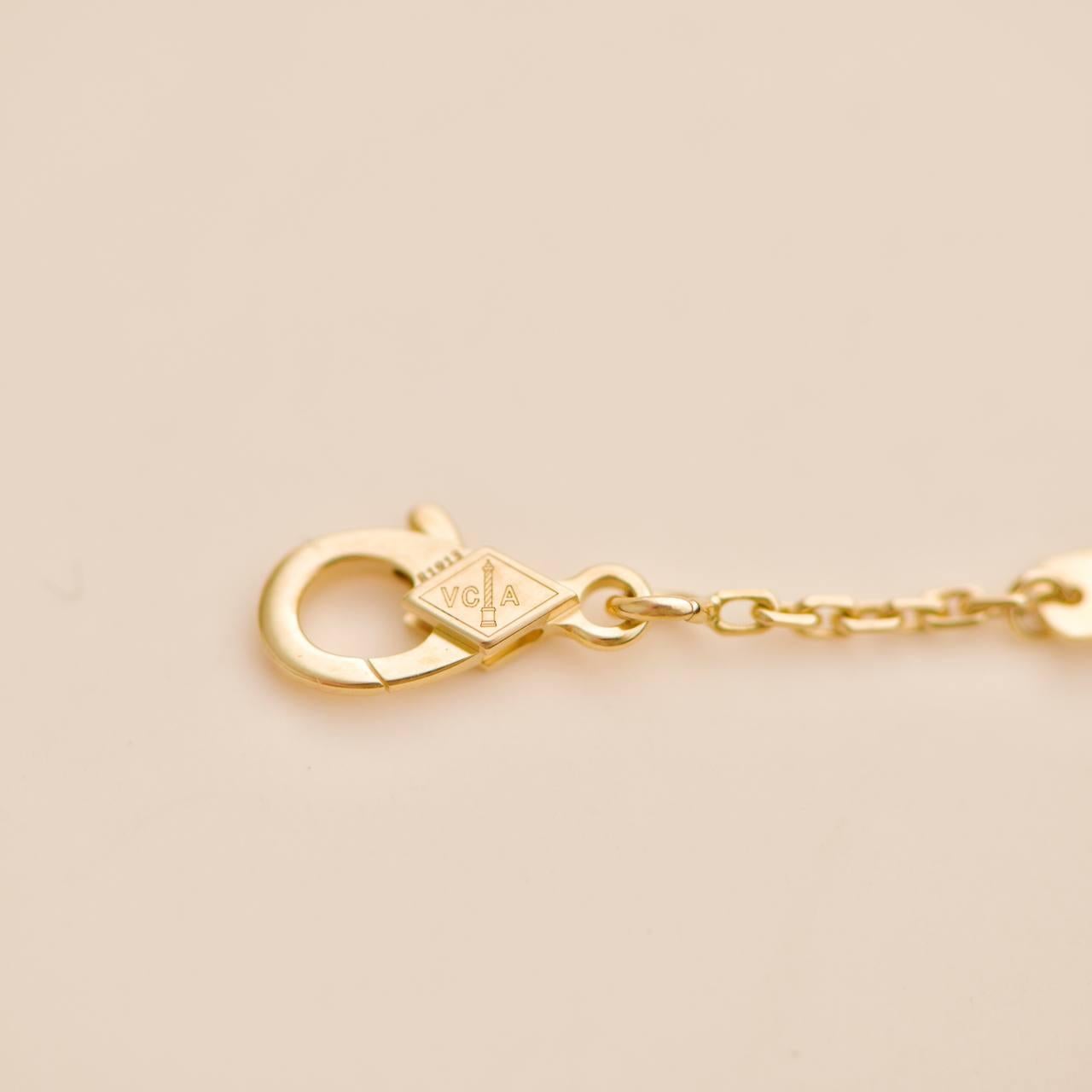 Van Cleef & Arpels Collier vintage Alhambra en or jaune 18 carats et onyx 2