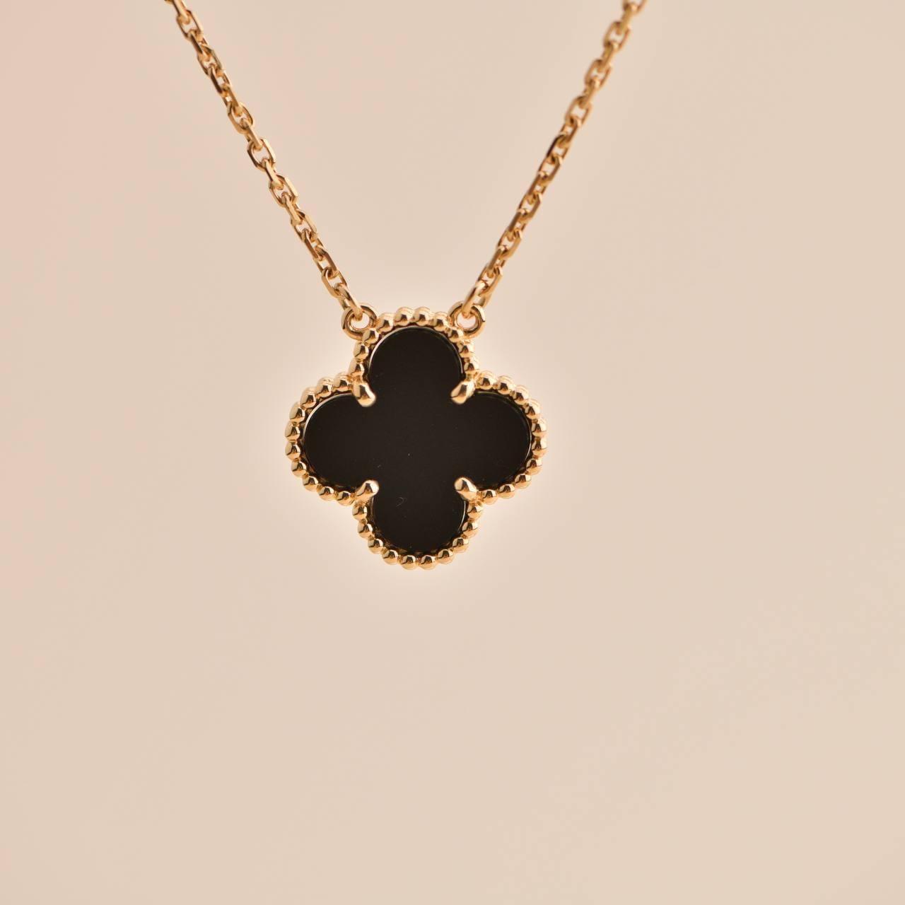 Van Cleef & Arpels Vintage Alhambra Onyx 18K Yellow Gold Pendant Necklace In Excellent Condition For Sale In Banbury, GB
