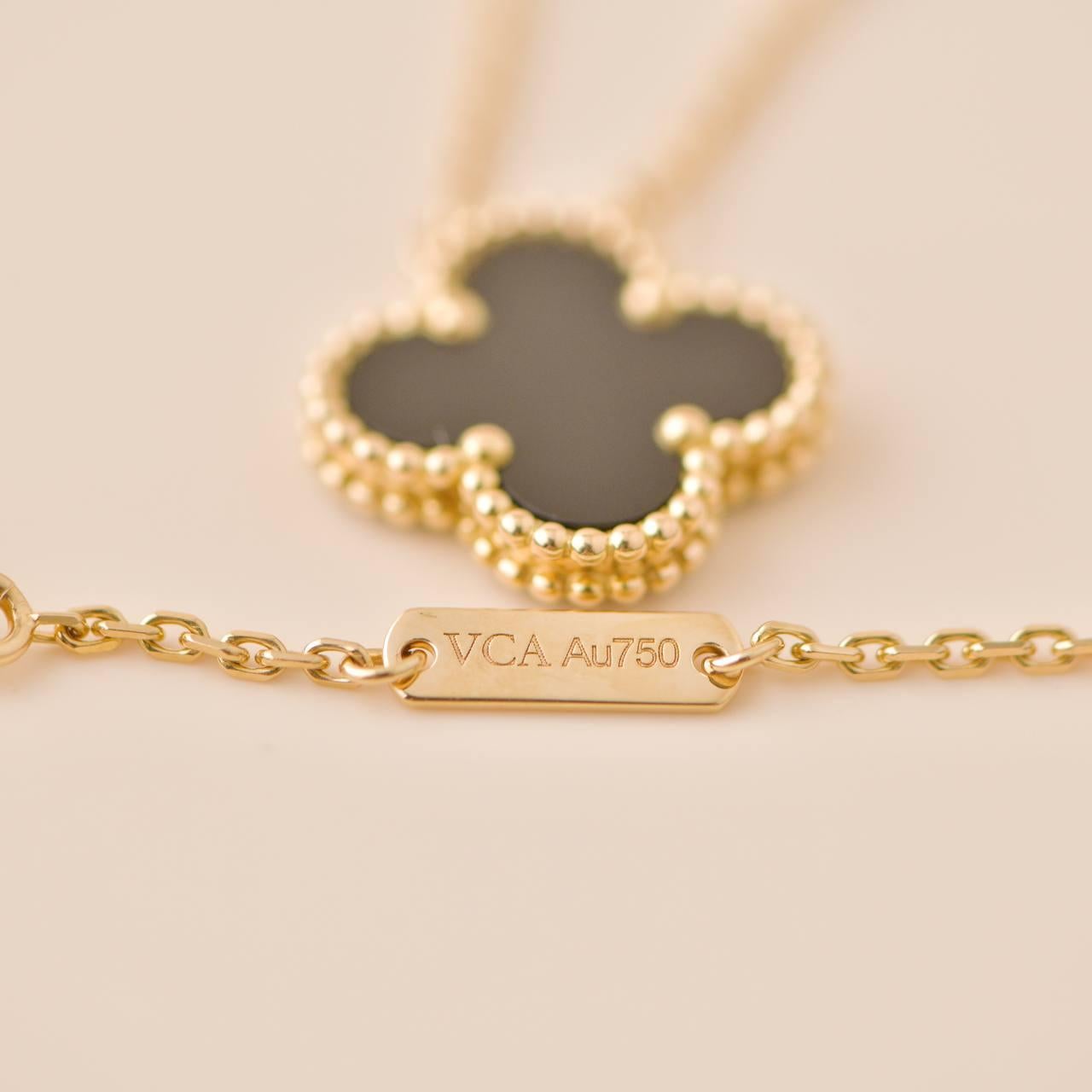 Women's or Men's Van Cleef & Arpels Vintage Alhambra Onyx 18K Yellow Gold Pendant Necklace For Sale