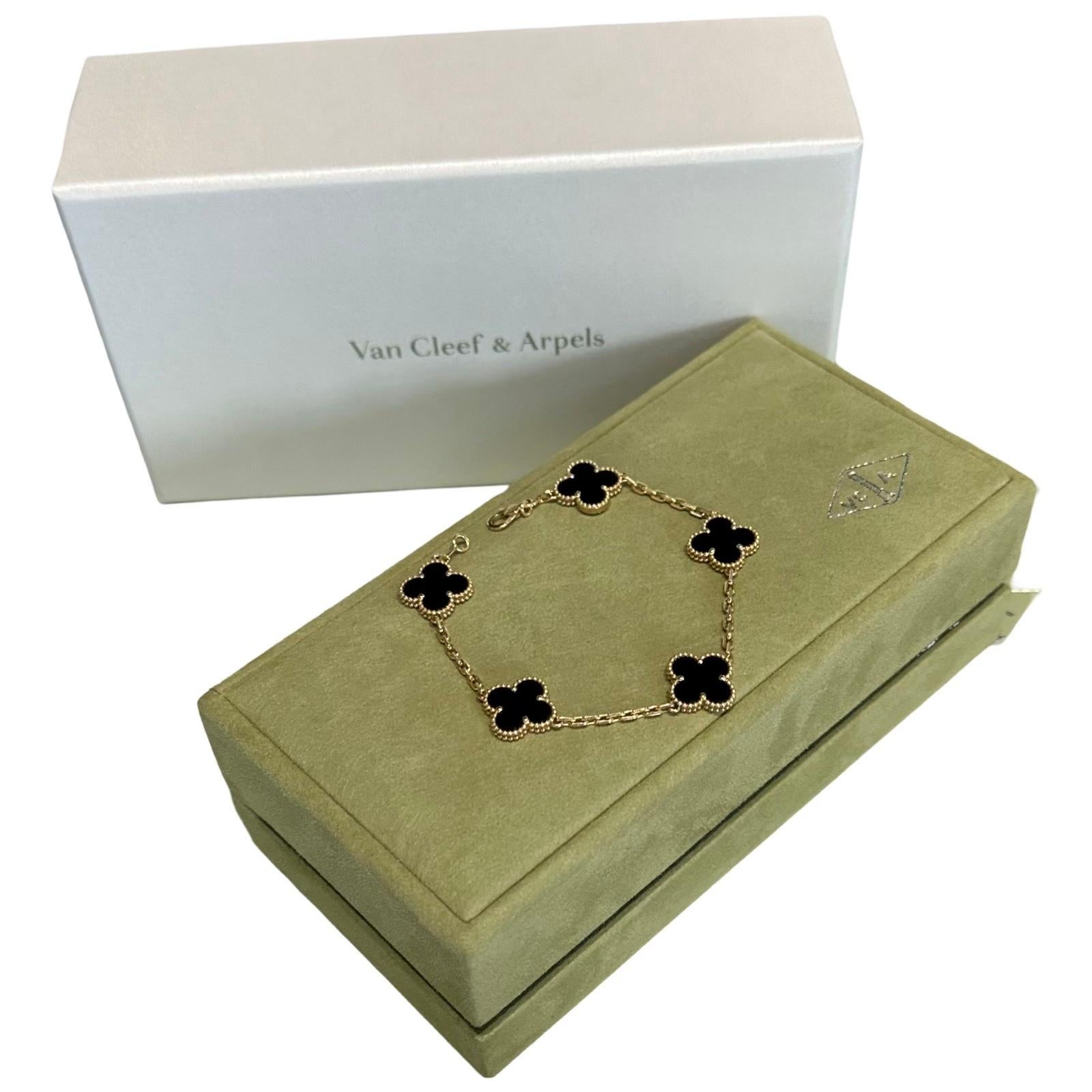 Marque : Van Cleef & Arpels

Modèle : Bracelet Vintage Alhambra

Pierre : Onyx

Métal : Or jaune 18k

Comprend : Boîte VCA
                Certificat d'authenticité VCA