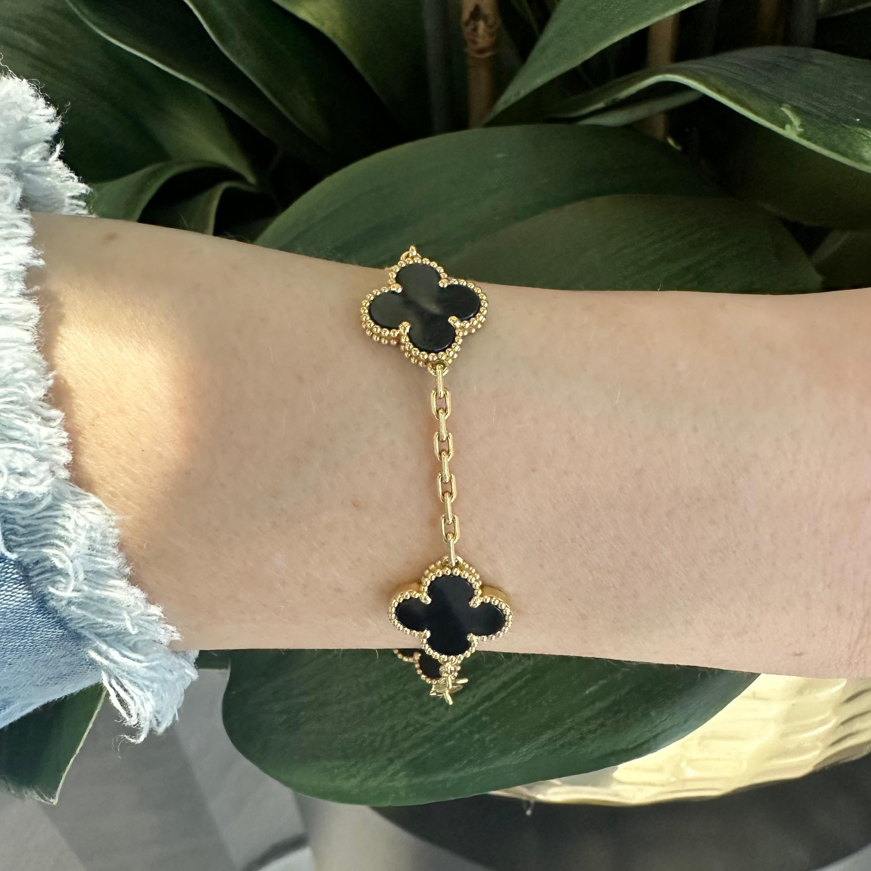 Van Cleef & Arpels Vintage Alhambra Onyx Bracelet in 18k Yellow Gold Full Set In Excellent Condition For Sale In Miami, FL