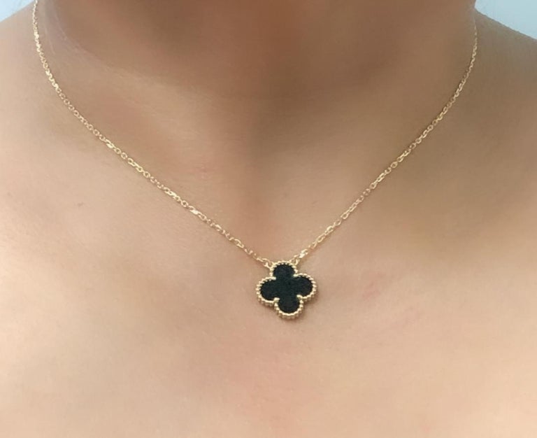 Van Cleef and Arpels Vintage Alhambra Onyx Halskette mit Anhänger 18K Gelbgold bei 1stDibs
