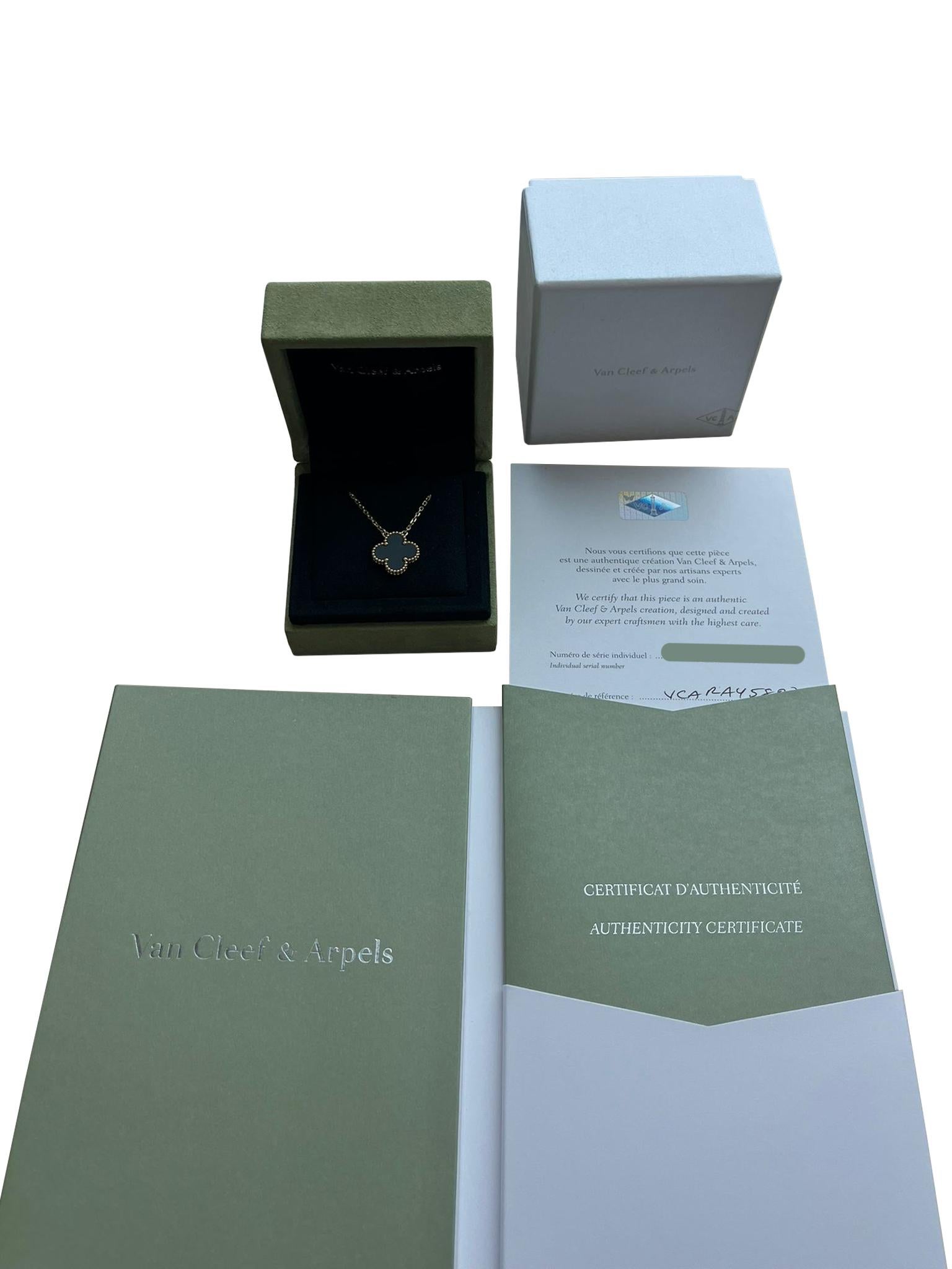 Perle Van Cleef & Arpels Vintage Alhambra Onyx Pendentif or jaune 18K en vente