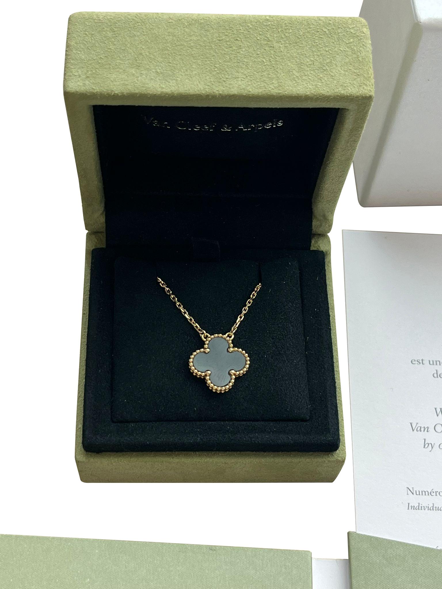 Van Cleef & Arpels Vintage Alhambra Onyx Pendentif or jaune 18K Excellent état - En vente à Aventura, FL