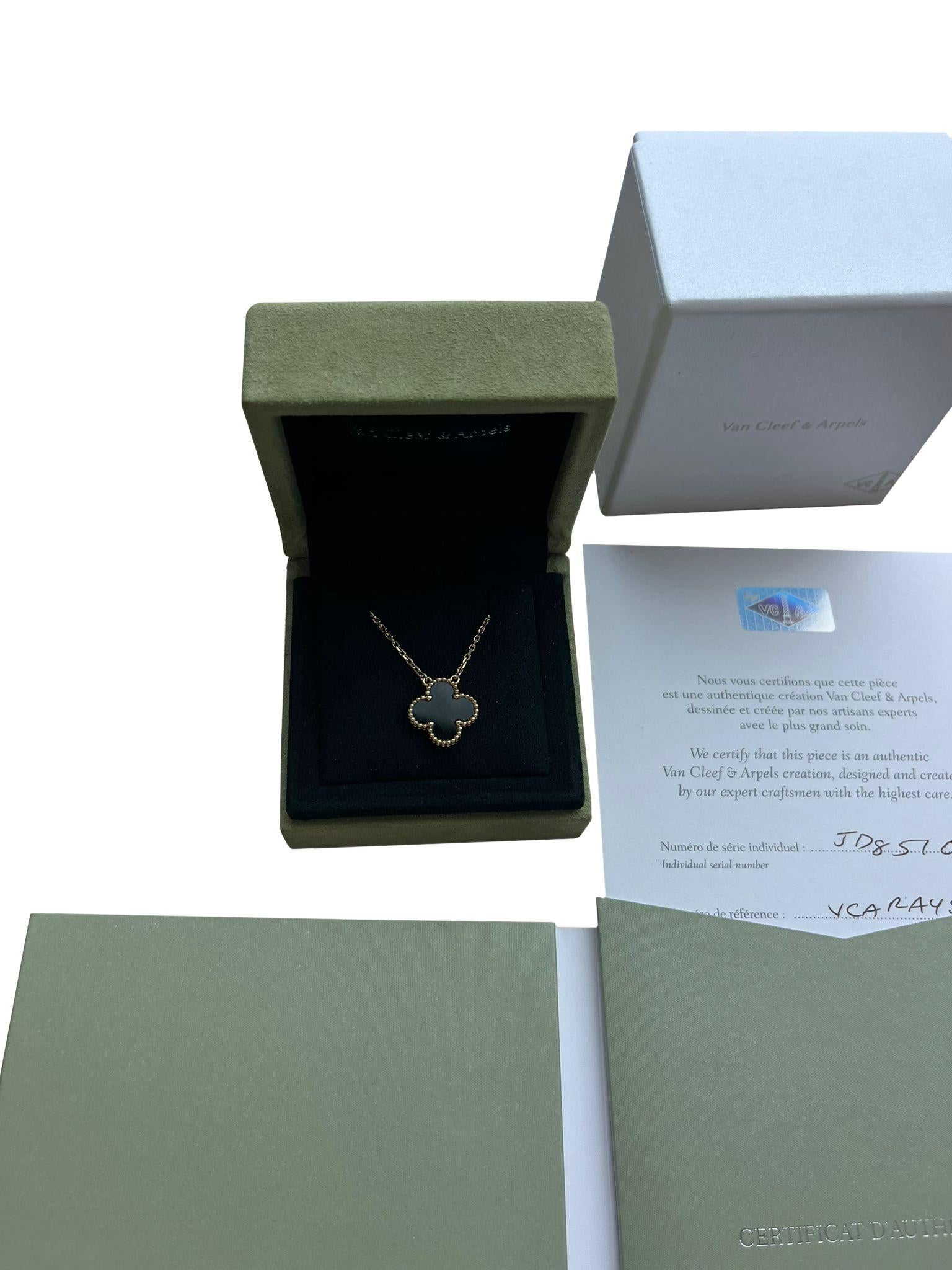 Van Cleef & Arpels Vintage Alhambra Onyx Pendentif or jaune 18K Pour femmes en vente