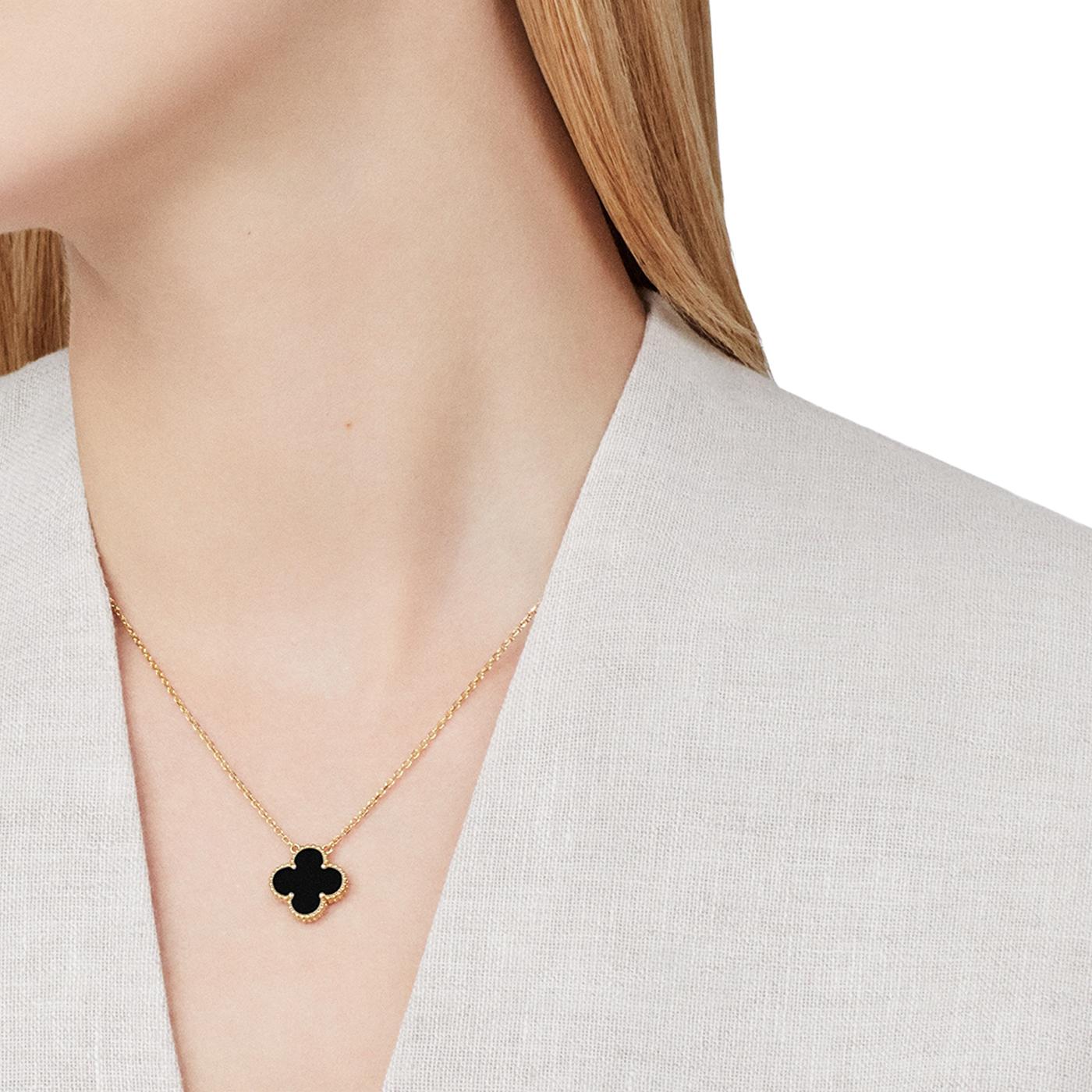 Van Cleef & Arpels Vintage Alhambra Onyx Pendentif or jaune 18K en vente 1
