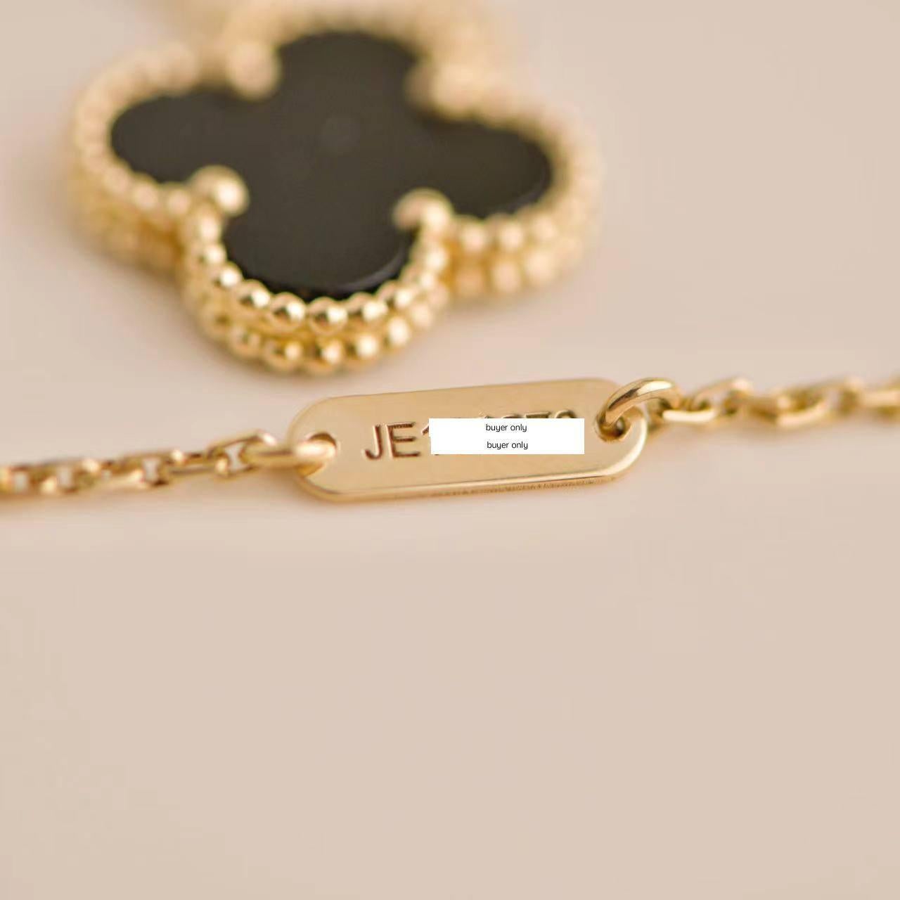 Van Cleef & Arpels Collar Colgante Vintage Alhambra Onyx Oro Amarillo en Excelente Estado en Banbury, GB