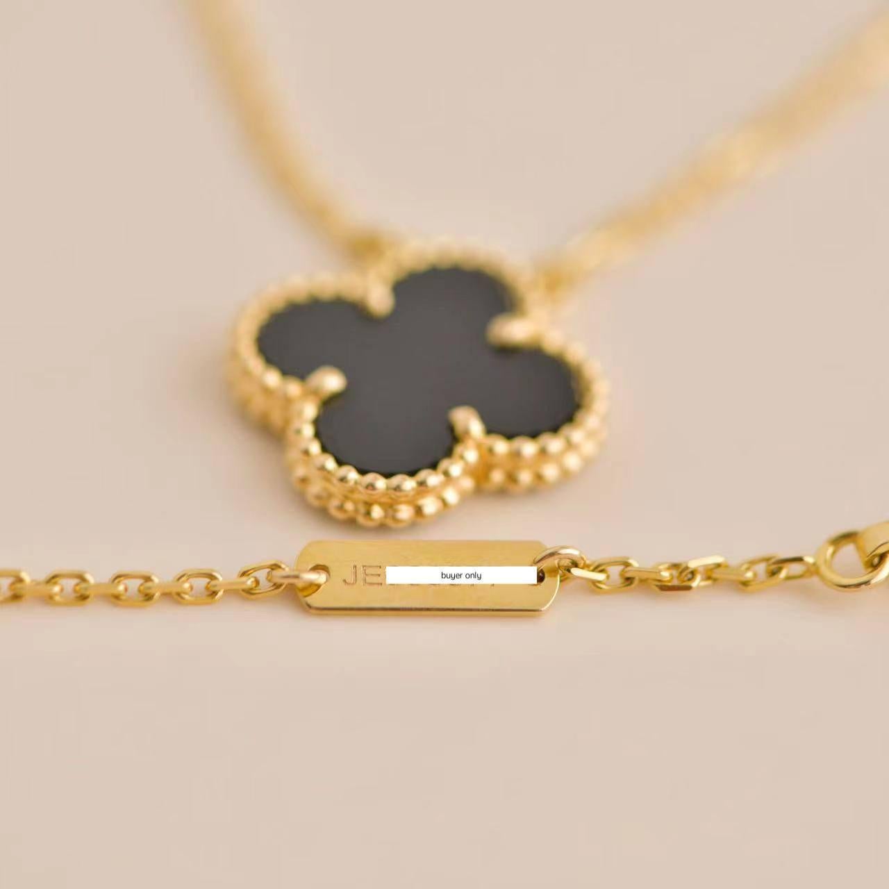 Van Cleef & Arpels Collana vintage con ciondolo in oro giallo Alhambra Onice In condizioni ottime a Banbury, GB