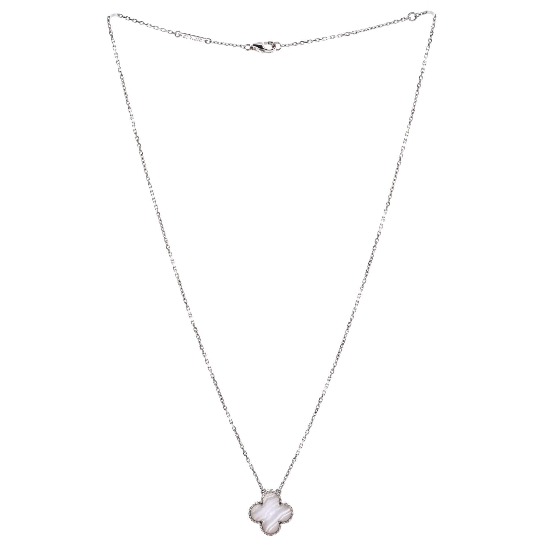 Van Cleef & Arpels Vintage Alhambra-Halskette mit Anhänger aus 18 Karat Weißgold Damen