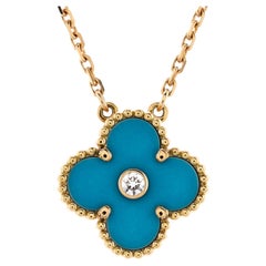 Van Cleef & Arpels, collier pendentif Alhambra vintage en or jaune 18 carats et bleu