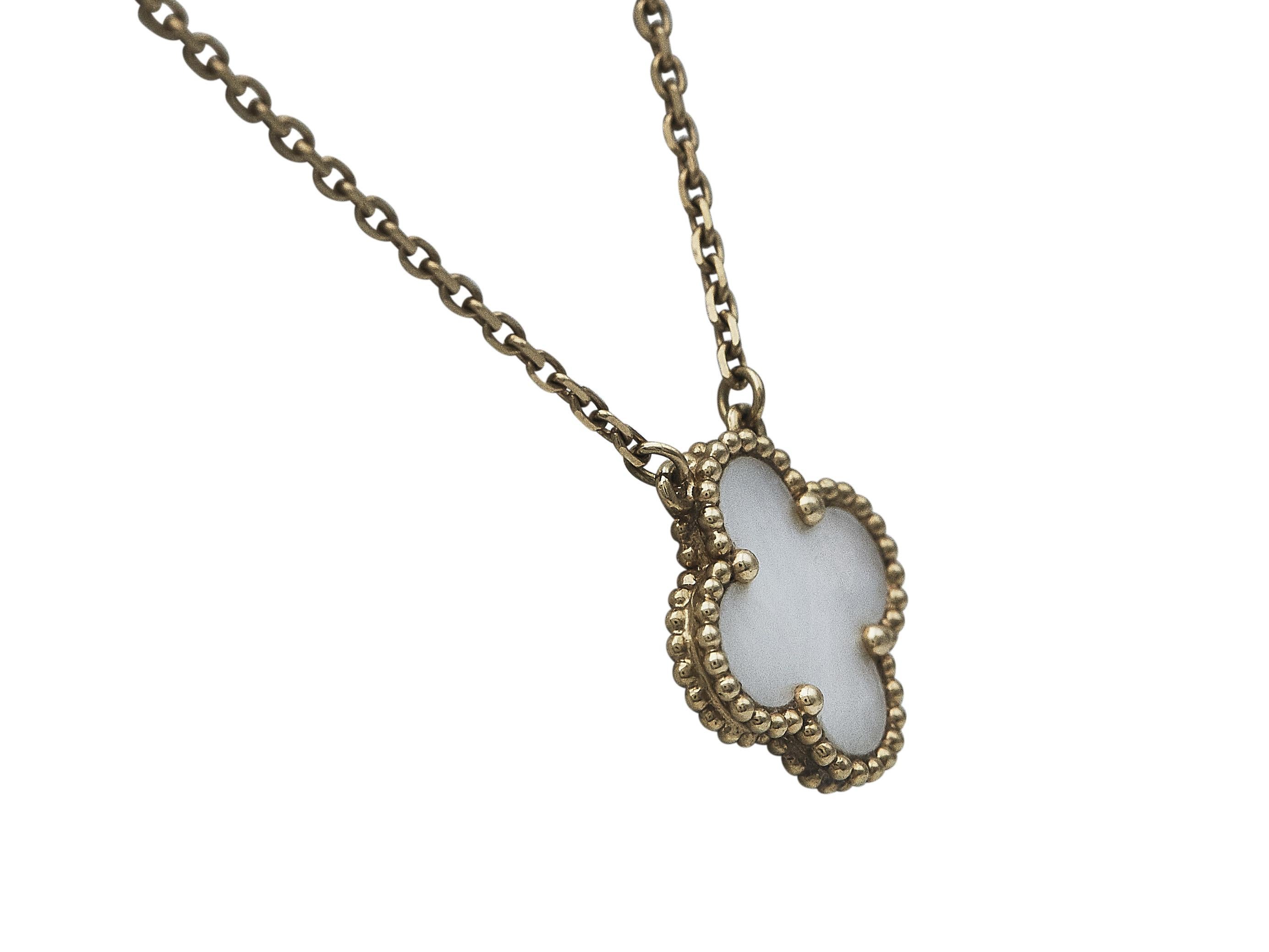 La collana: Una collana con ciondolo Van Cleef & Arpels Vintage Alhambra. Disegnato come un unico motivo di madreperla incastonato in oro giallo a diciotto carati.

La collana è in ottime condizioni, con solo qualche piccolo graffio che ci si