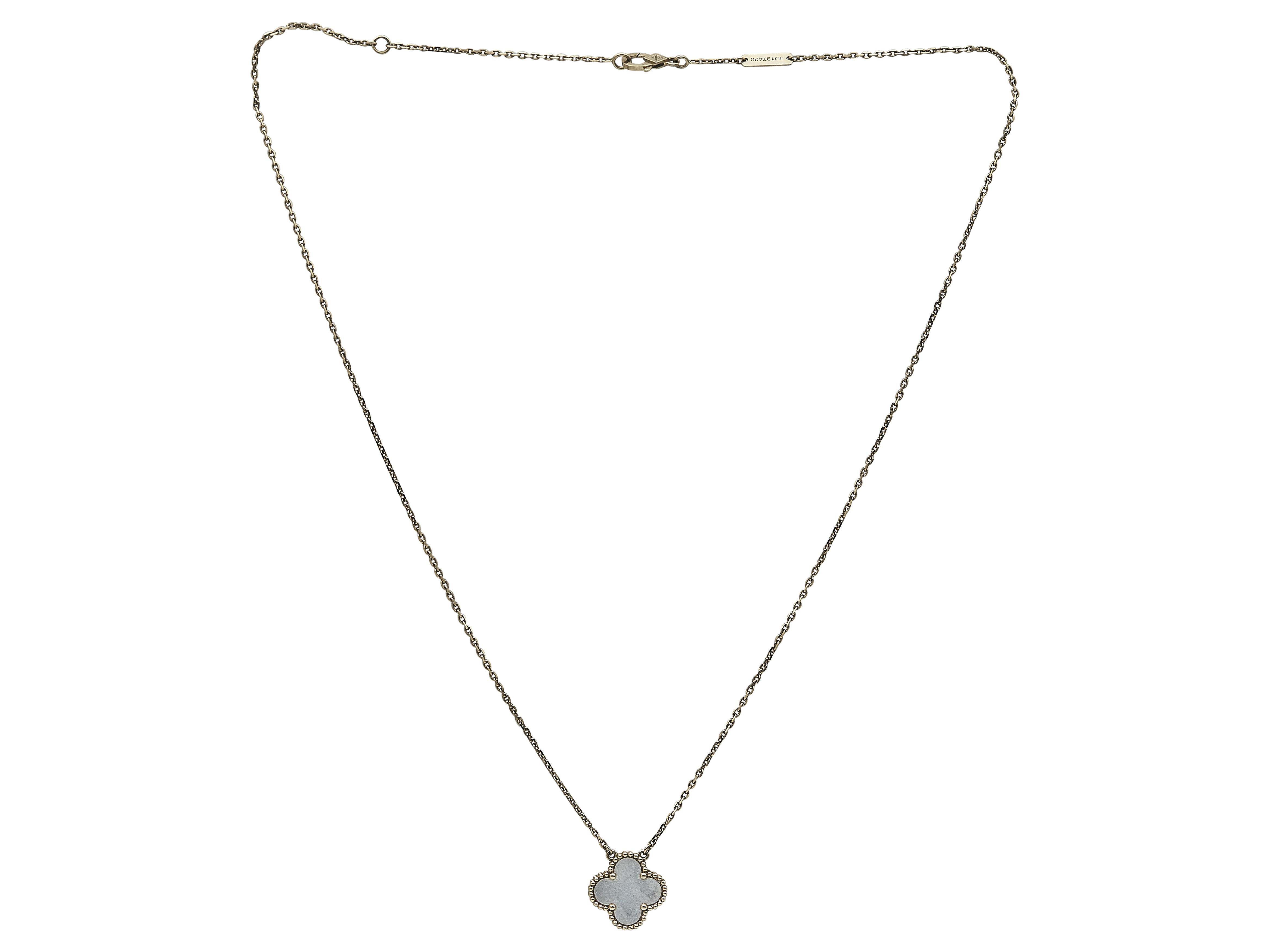 Van Cleef & Arpels Vintage Alhambra  Collana con ciondolo in oro giallo 18K MOP In condizioni ottime in vendita a New York, NY
