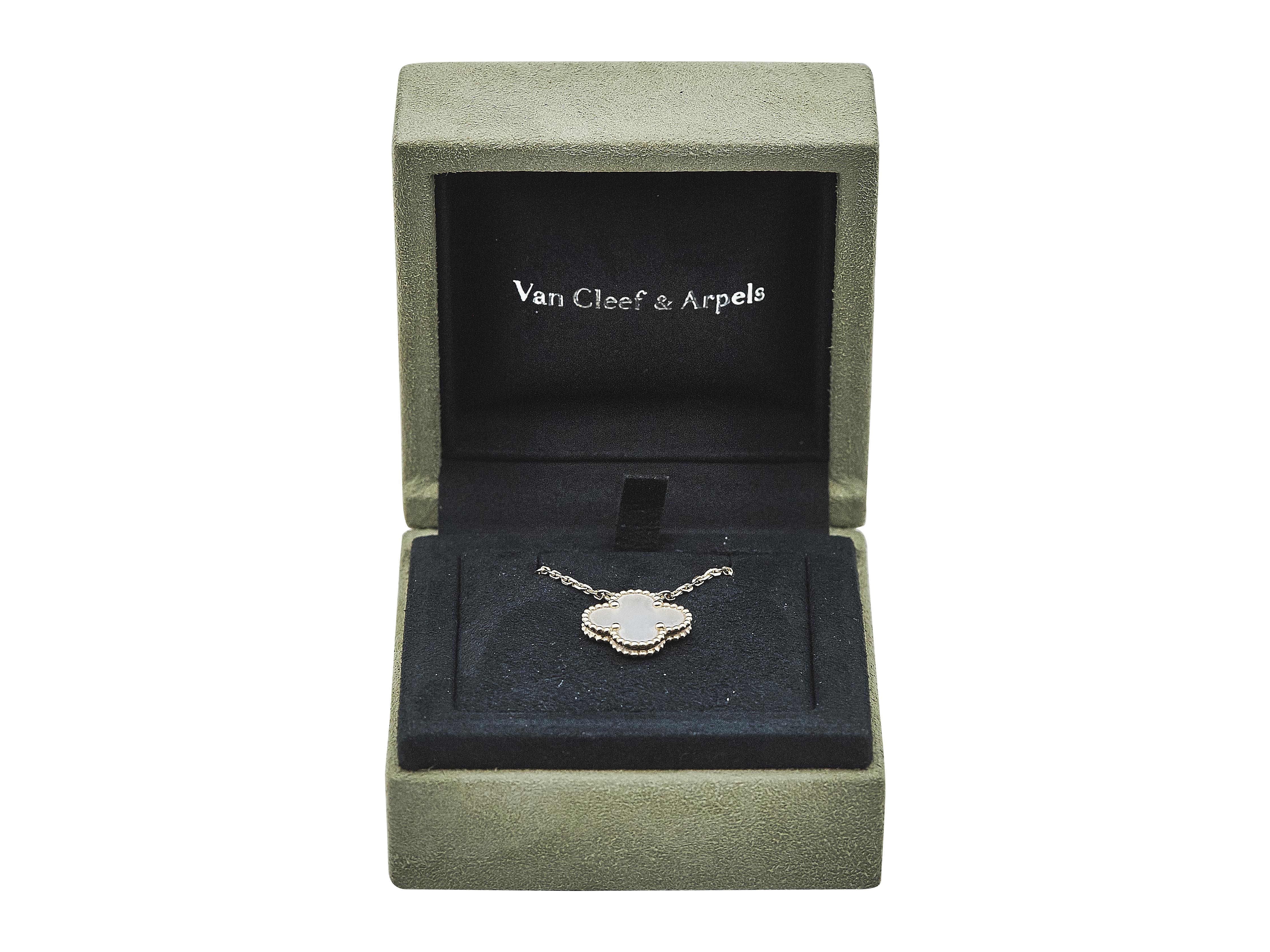 Van Cleef & Arpels Vintage Alhambra  Collana con ciondolo in oro giallo 18K MOP in vendita 1