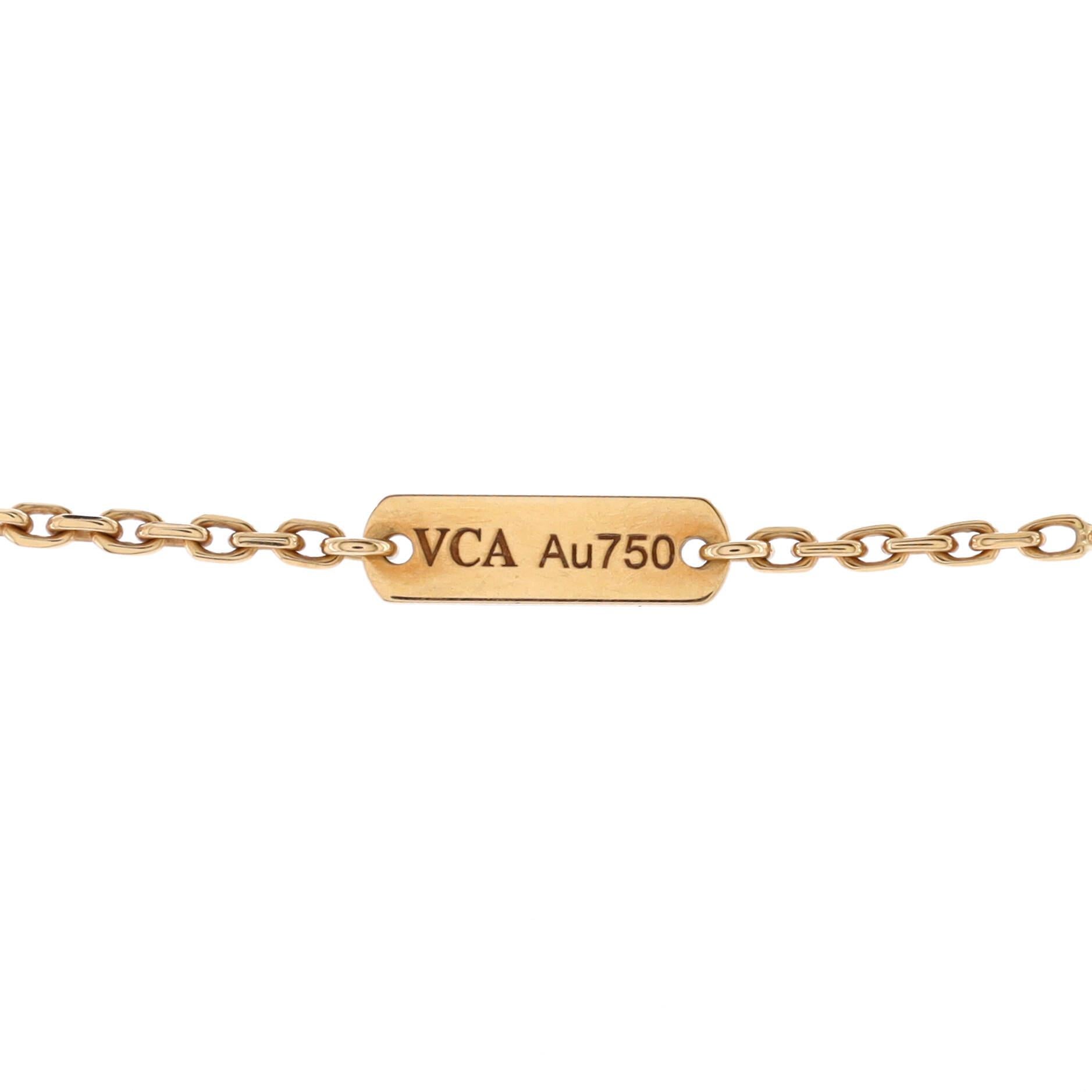  Van Cleef & Arpels, collier pendentif Alhambra vintage guilloché en or jaune 18 carats Unisexe 