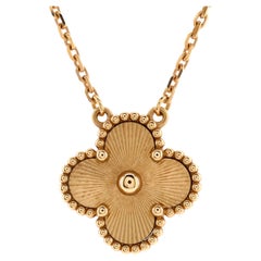 Van Cleef & Arpels, collier pendentif Alhambra vintage guilloché en or jaune 18 carats