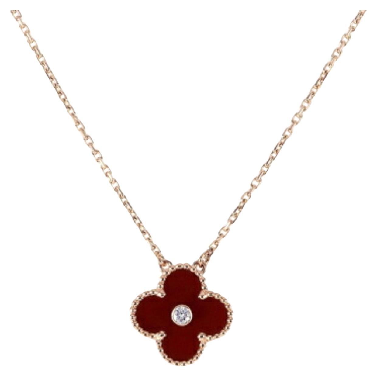 Van Cleef & Arpels, collier pendentif Alhambra vintage en or rose 18 carats