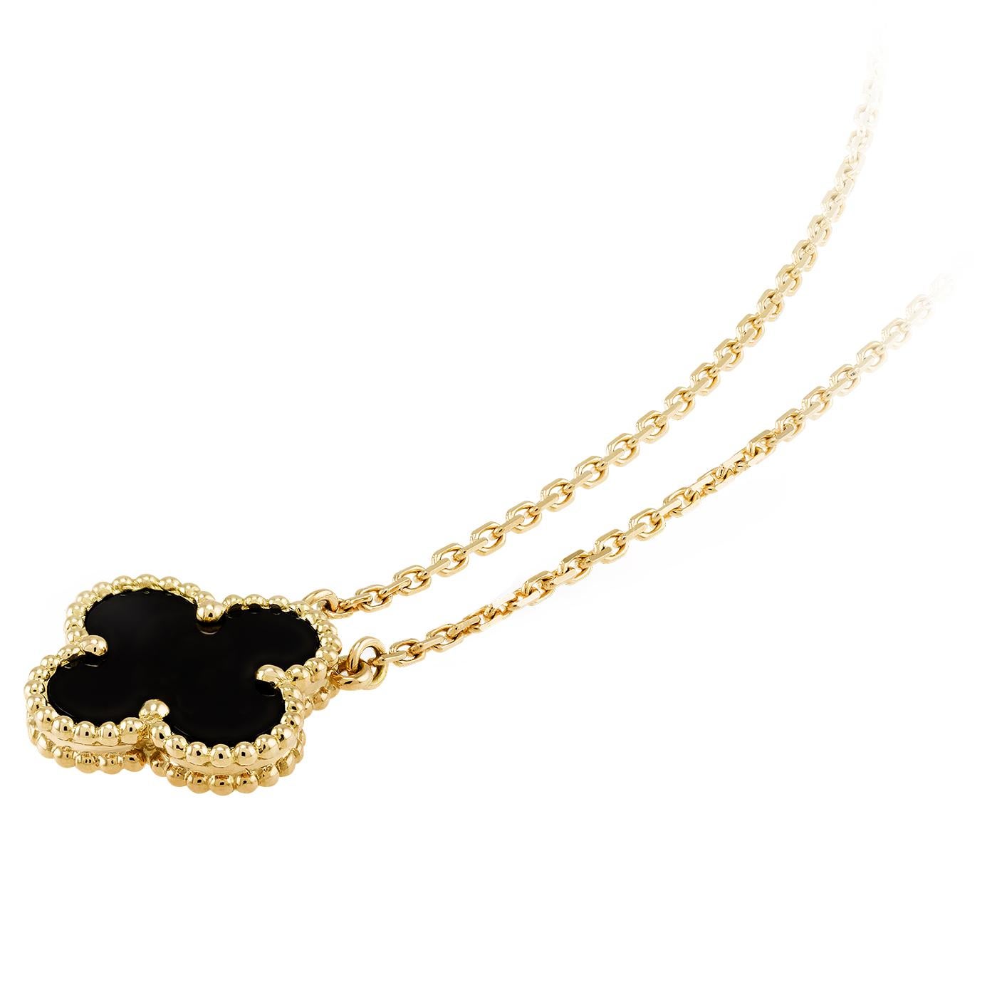 Modernist Van Cleef & Arpels Vintage Alhambra Pendant Onyx Stone 18K Yellow Gold Necklace For Sale