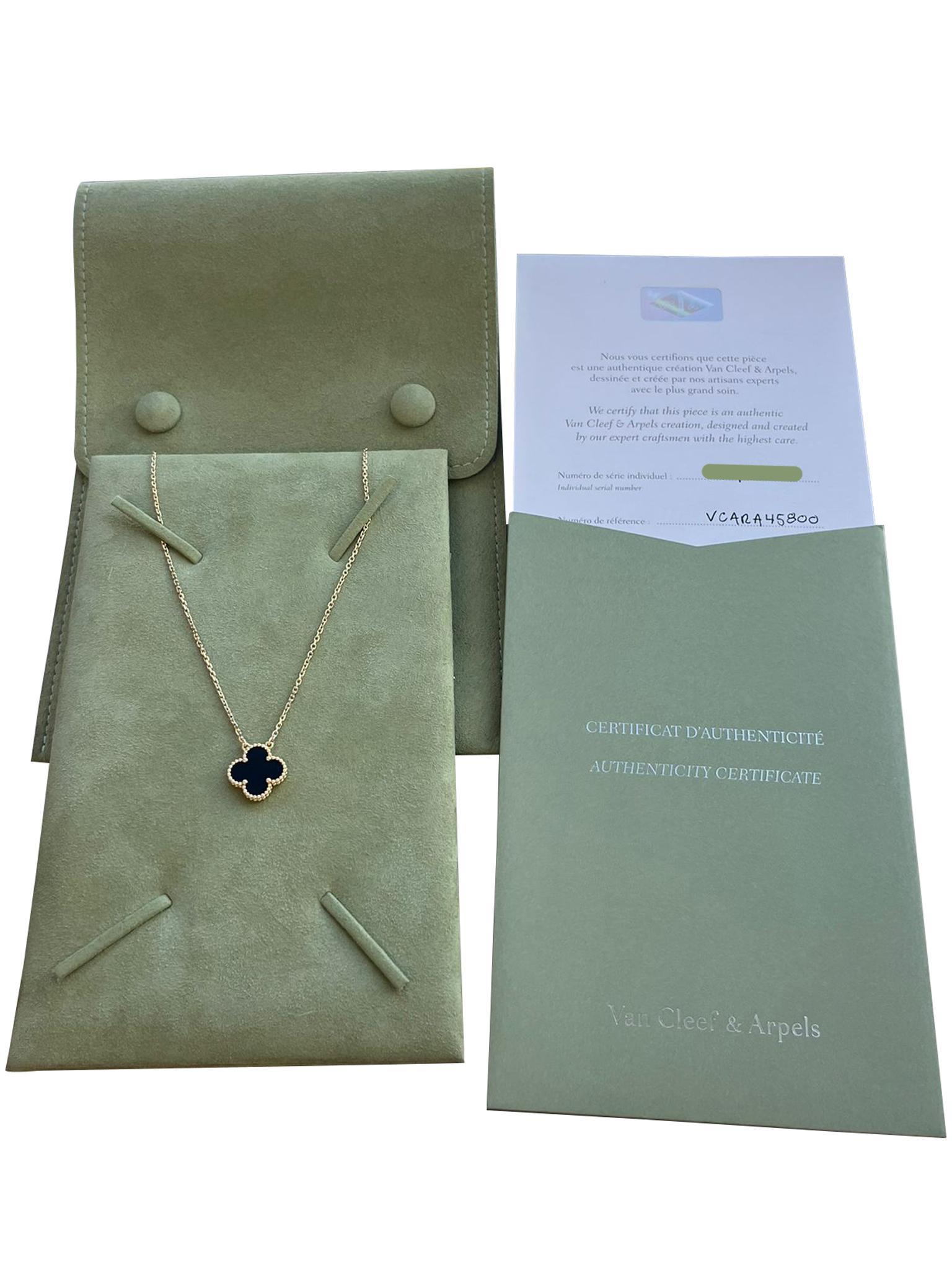 Bead Van Cleef & Arpels Vintage Alhambra Pendant Onyx Stone 18K Yellow Gold Necklace For Sale