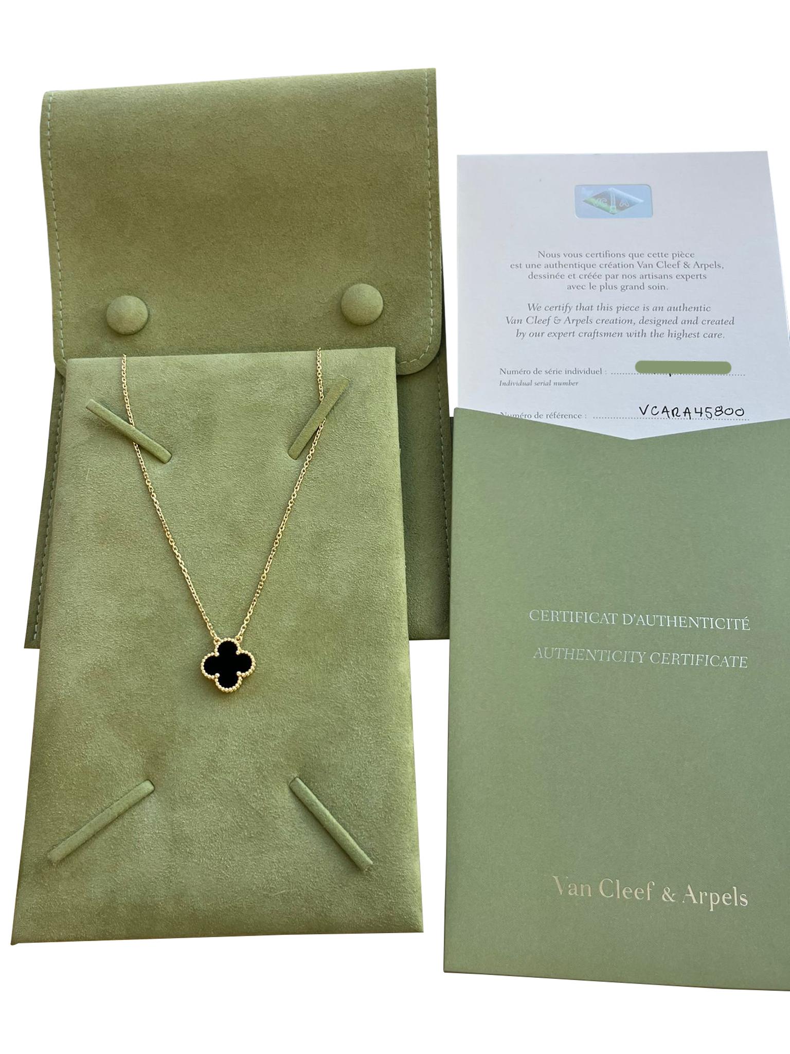 Van Cleef & Arpels Vintage Alhambra Pendant Onyx Stone 18K Yellow Gold Necklace In Good Condition For Sale In Aventura, FL