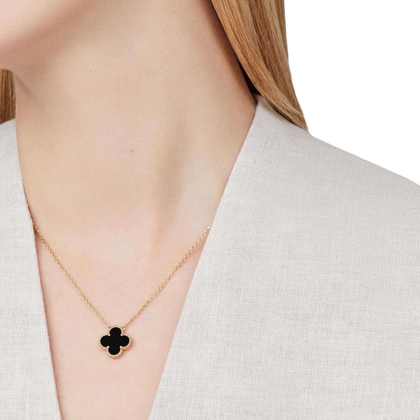 Van Cleef & Arpels Vintage Alhambra Pendant Onyx Stone 18K Yellow Gold Necklace For Sale 2