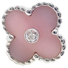 Van Cleef & Arpels, bague vintage Alhambra en or blanc, opale rose et diamants