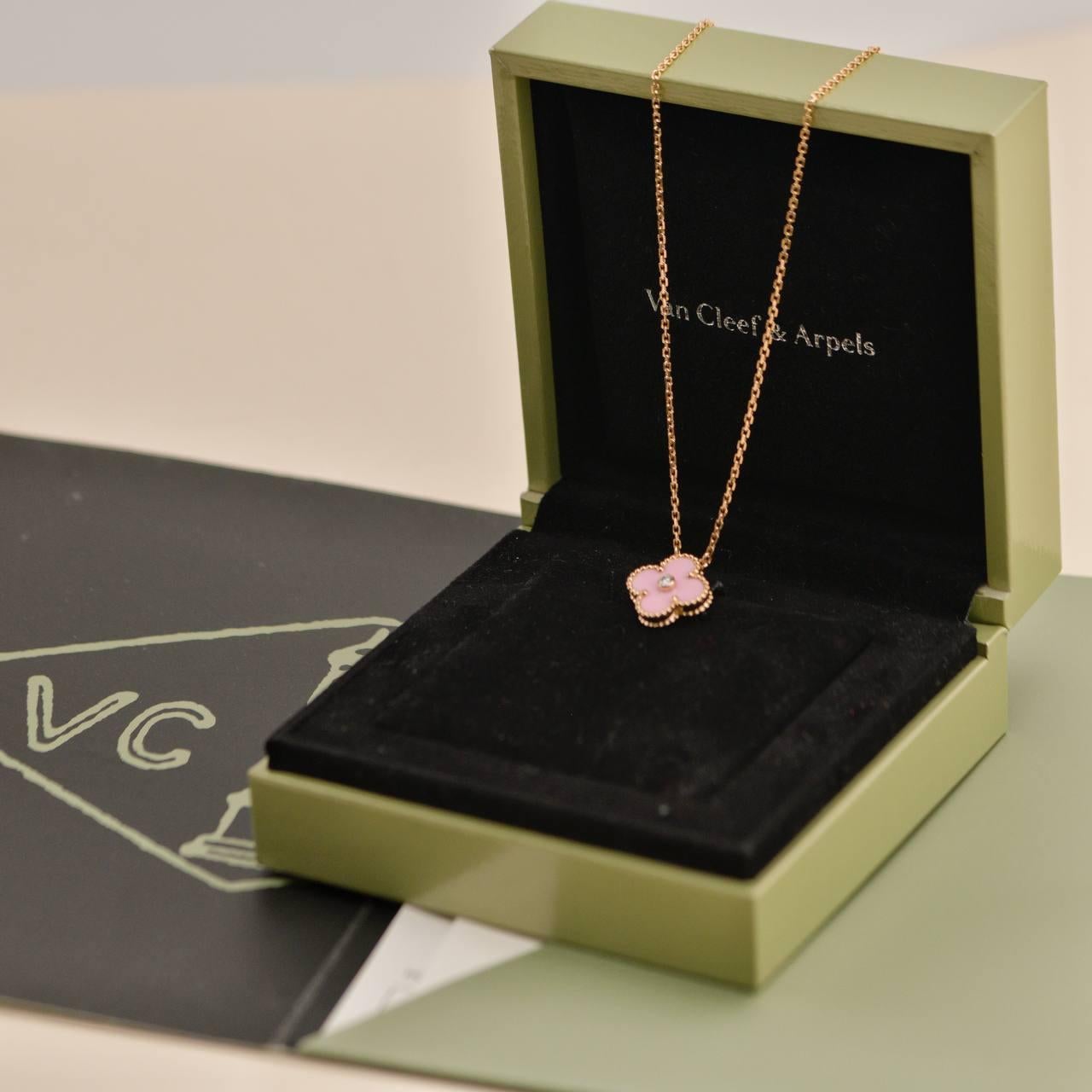 SKU	33301685
Viene fornito con	Set completo (scatola + scheda)
Data	2015
Modello	VCARO5SY00
Numero di serie	JE******
Metallo	Oro rosa 18k
Pietre	Diamante
Peso totale dei diamanti	0,05ct circa
Peso	Circa 6,56 g
Lunghezza	Circa 40 cm
Larghezza	Circa