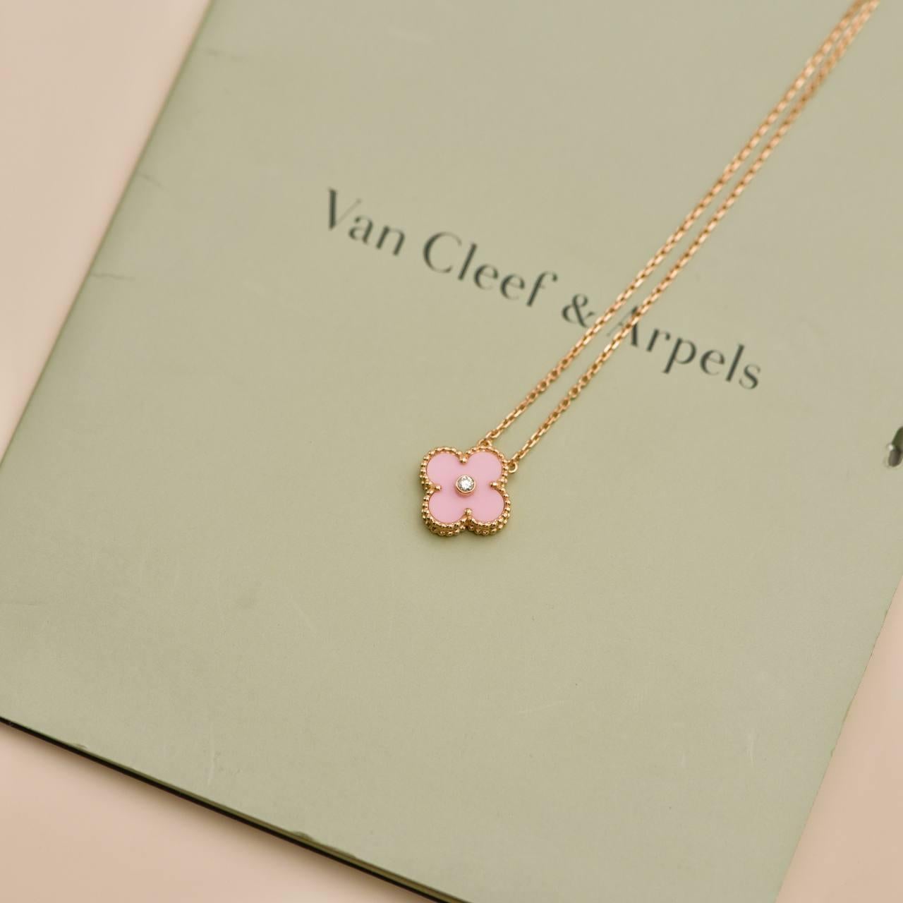 Van Cleef & Arpels Ciondolo vintage Alhambra rosa in porcellana di Sèvres per le vacanze 2015 In condizioni ottime in vendita a Banbury, GB