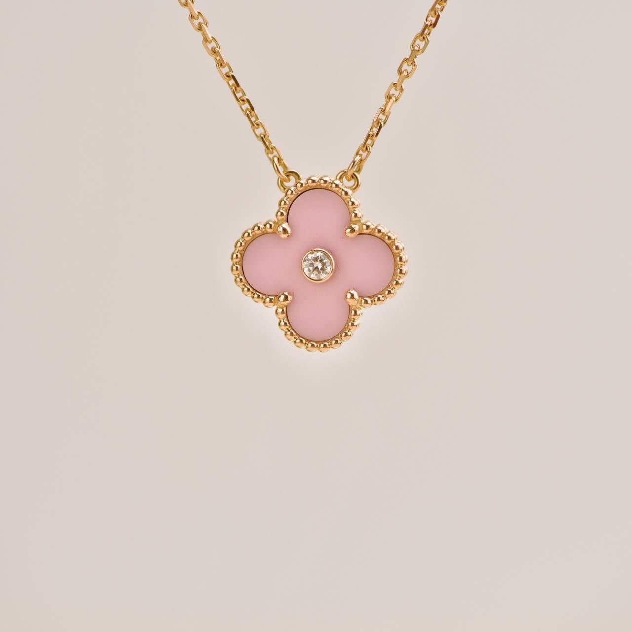 da uomo o donna Van Cleef & Arpels Ciondolo vintage Alhambra rosa in porcellana di Sèvres per le vacanze 2015 in vendita