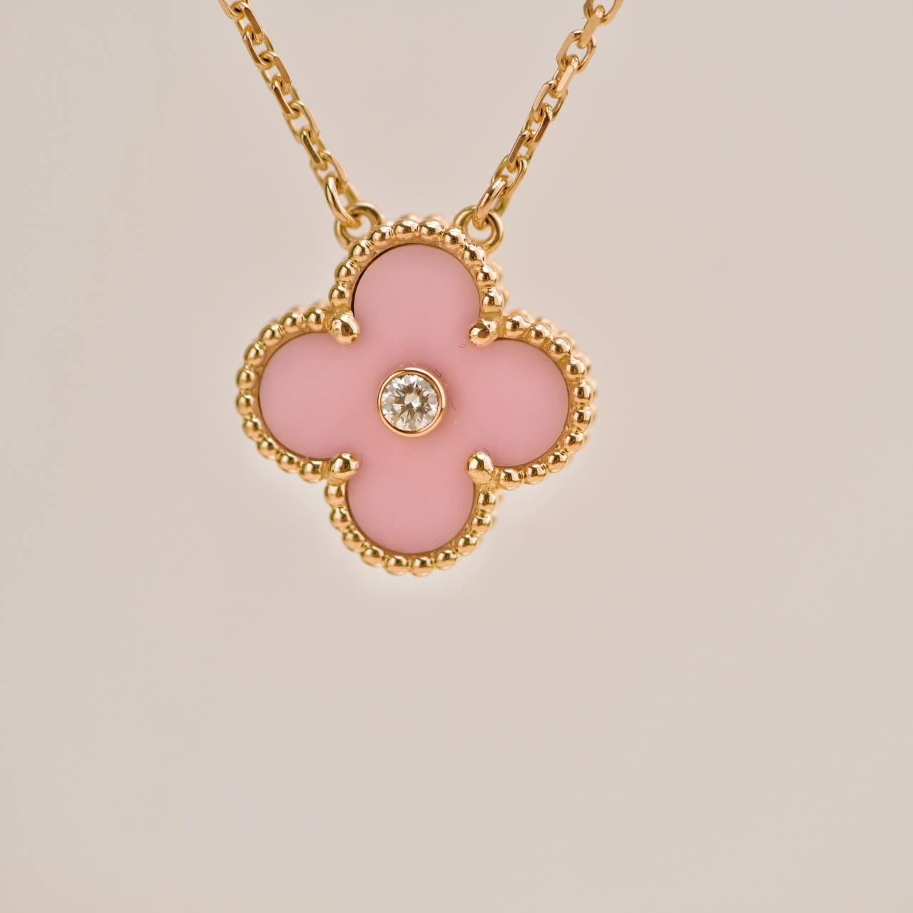 Van Cleef & Arpels Ciondolo vintage Alhambra rosa in porcellana di Sèvres per le vacanze 2015 in vendita 1