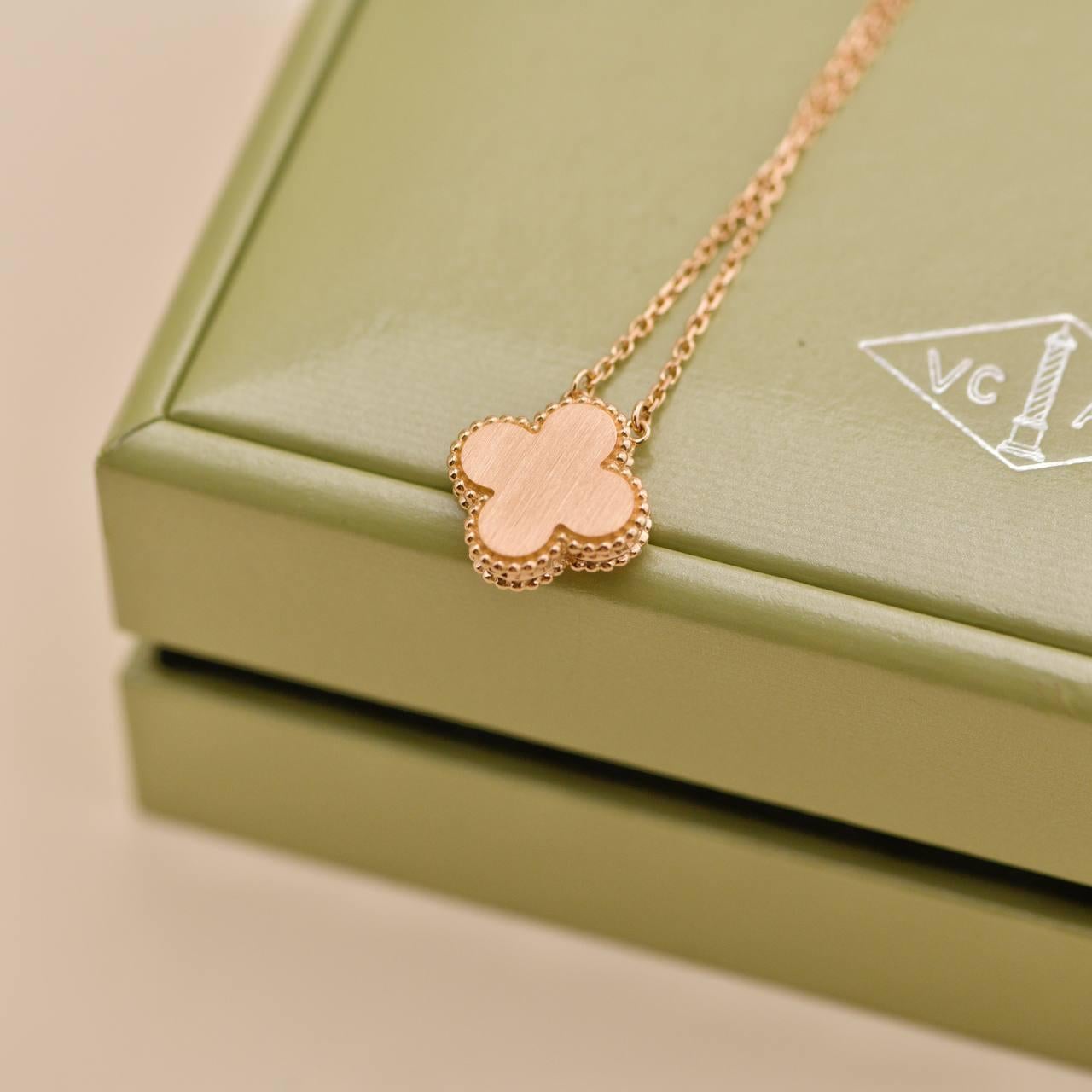 Van Cleef & Arpels Ciondolo vintage Alhambra rosa in porcellana di Sèvres per le vacanze 2015 in vendita 2