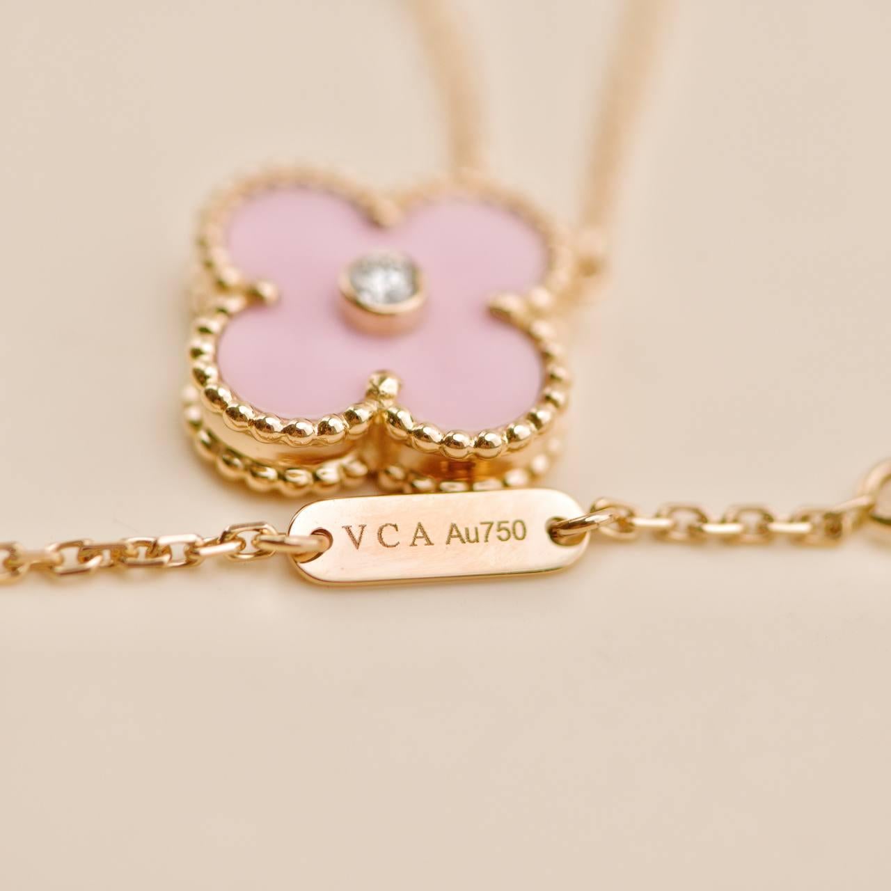 Van Cleef & Arpels Ciondolo vintage Alhambra rosa in porcellana di Sèvres per le vacanze 2015 in vendita 4