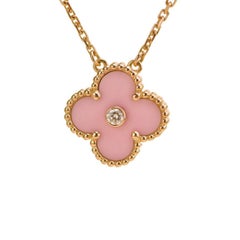 Van Cleef & Arpels Ciondolo vintage Alhambra rosa in porcellana di Sèvres per le vacanze 2015