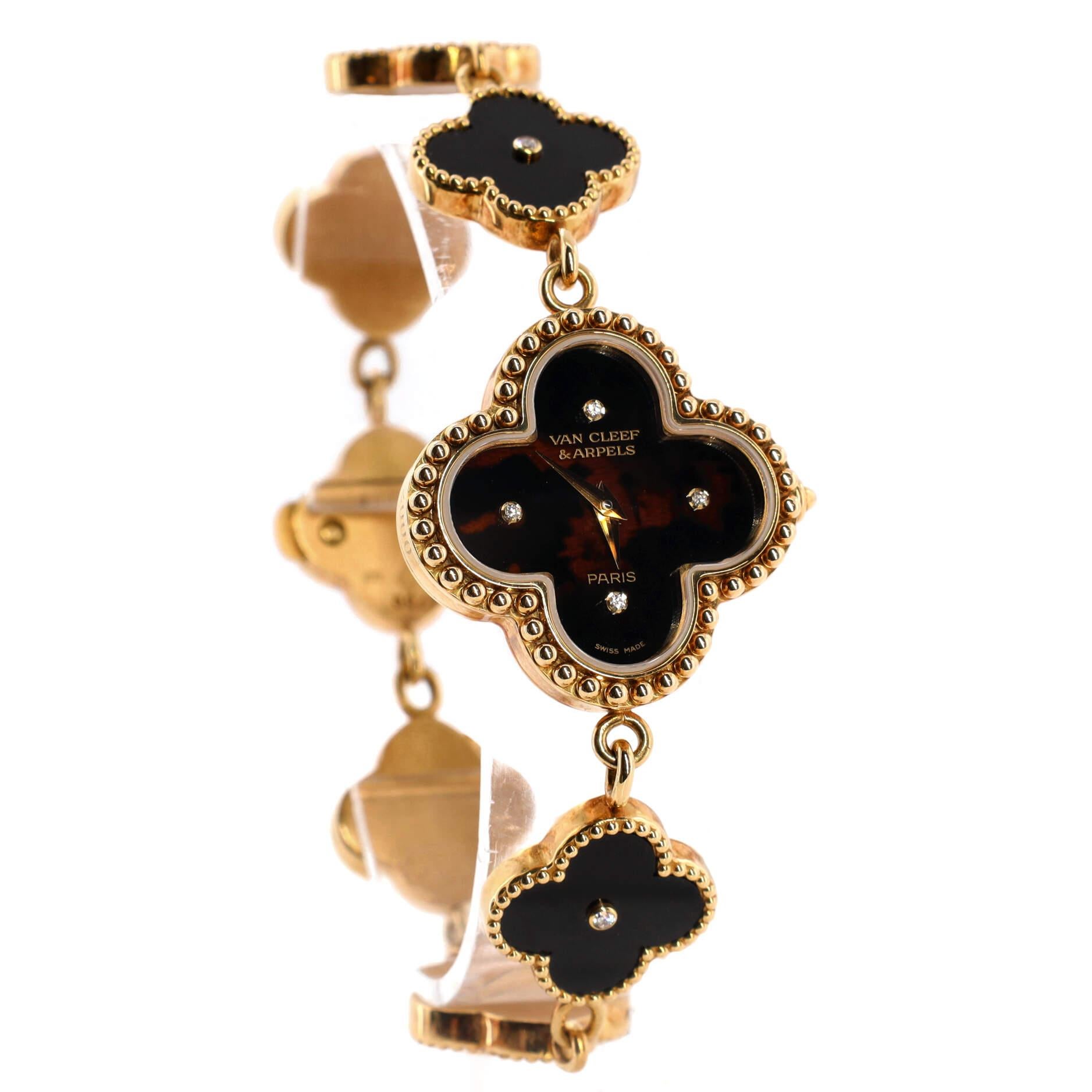 Zustand: Ausgezeichnet. Leichte Gebrauchsspuren und Kratzer.
Zubehör: Box
Abmessungen: Größe/Breite des Gehäuses: 26 mm, Höhe der Uhr: 6 mm, Breite des Bandes: 15 mm, Umfang des Handgelenks: 6.25