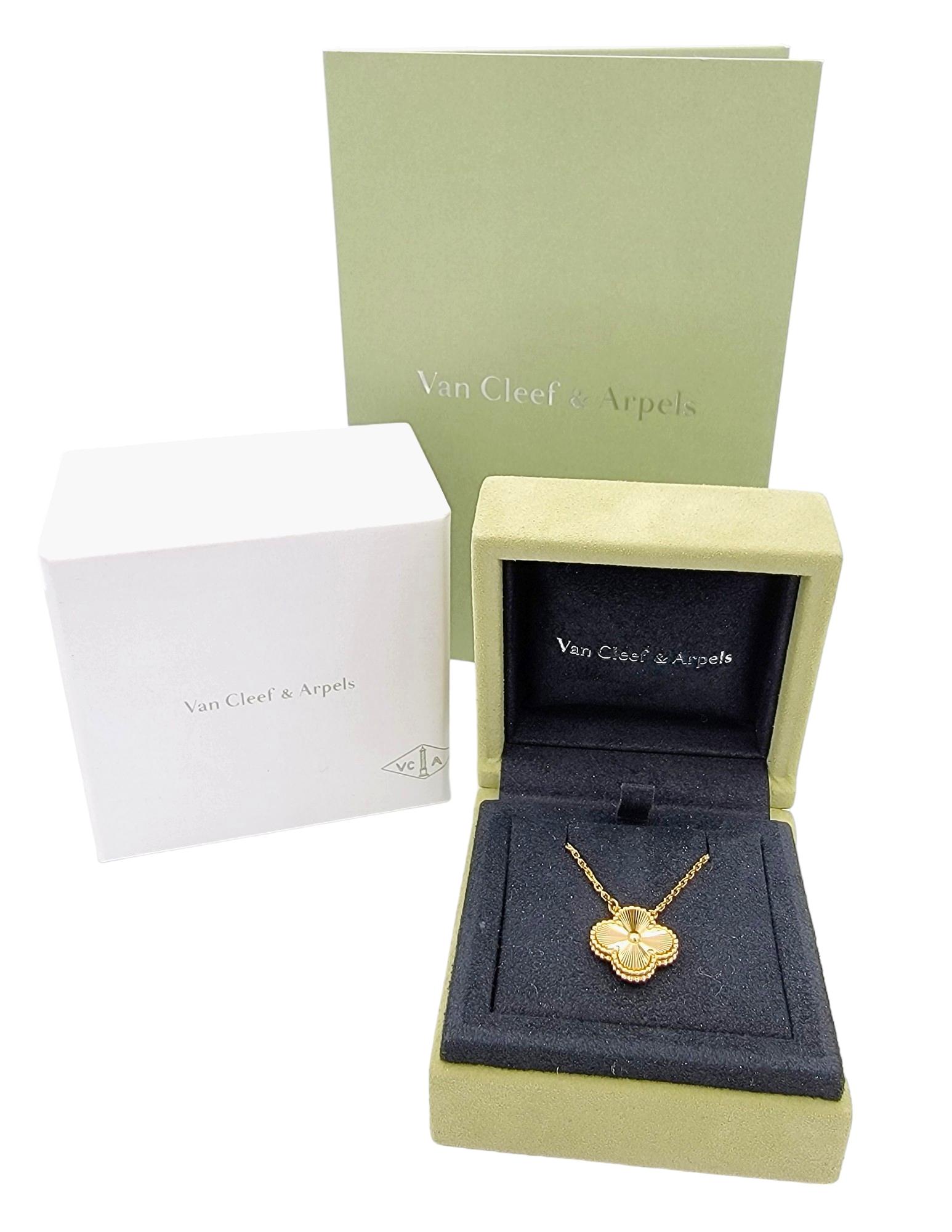 Van Cleef & Arpels Vintage Alhambra Quatrefoil Pendant Necklace in 18 Karat Gold 4