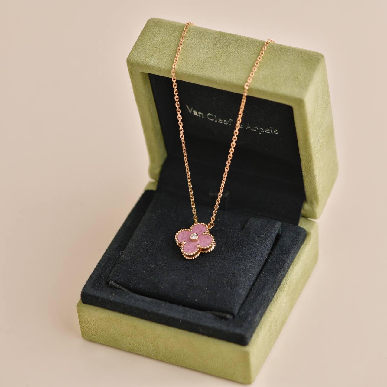 Used VCA Holiday Pendant – 18k Rose Gold Limited Edition was released in 2021 Christmas as the holiday pendant.

VCA doesn’t create this version anymore, truly a collective piece!

SKU 	AT-2021
Brand	Van Cleef & Arpels
Model	VCARP7TD00
Serial