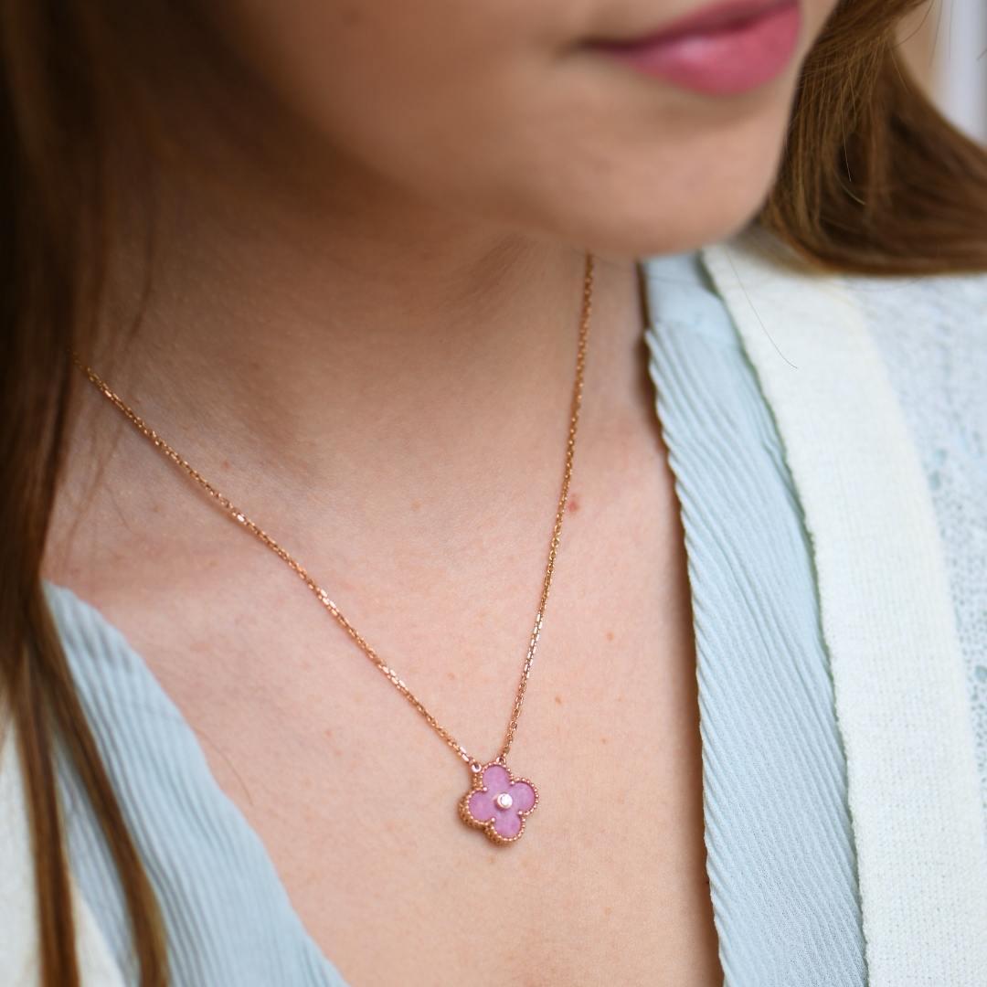 Van Cleef & Arpels Vintage Alhambra Rhodonite Diamond 2021 Holiday Pendant (Rundschliff) im Angebot