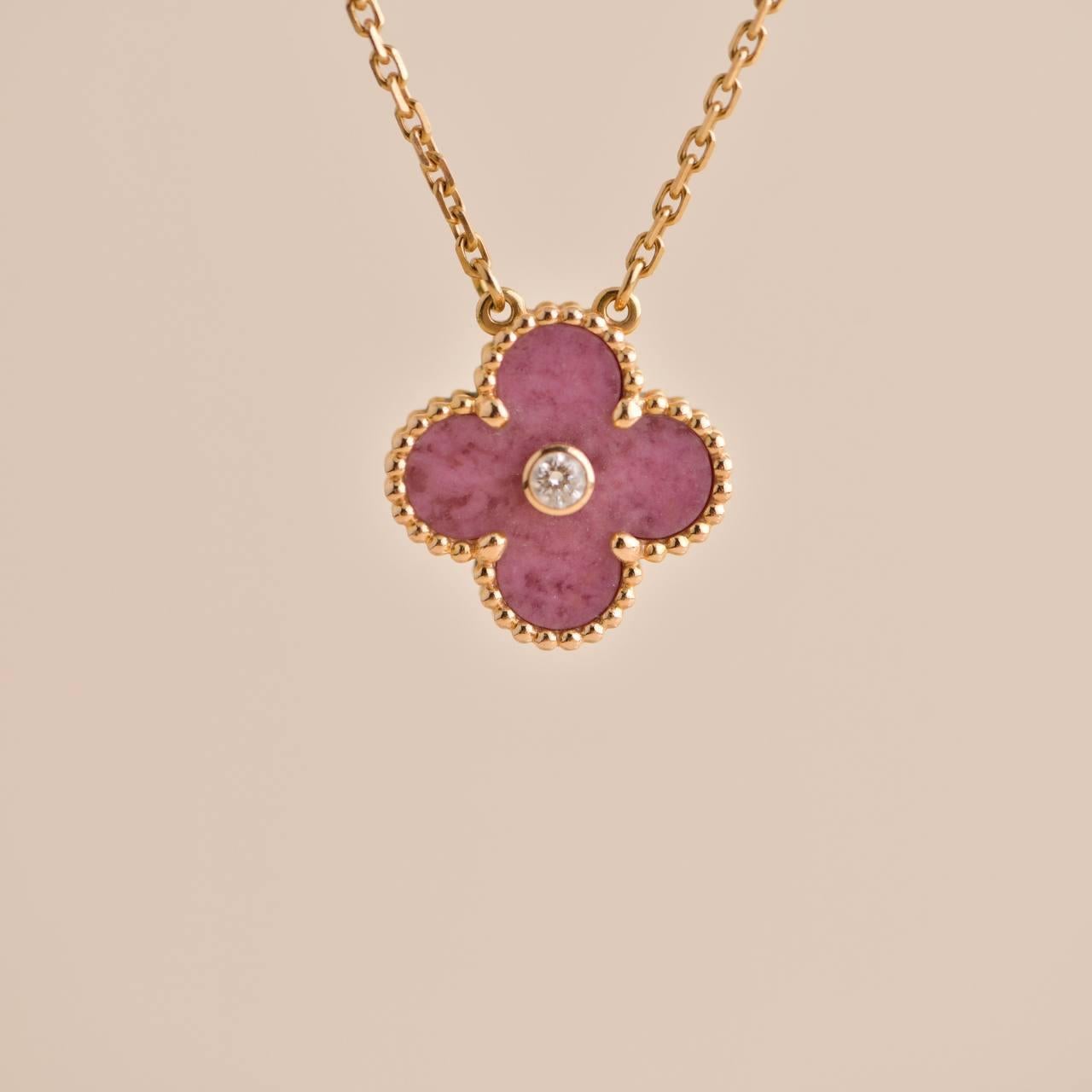 Van Cleef & Arpels Vintage Alhambra Rhodonite Diamond 2021 Holiday Pendant im Zustand „Hervorragend“ im Angebot in Banbury, GB