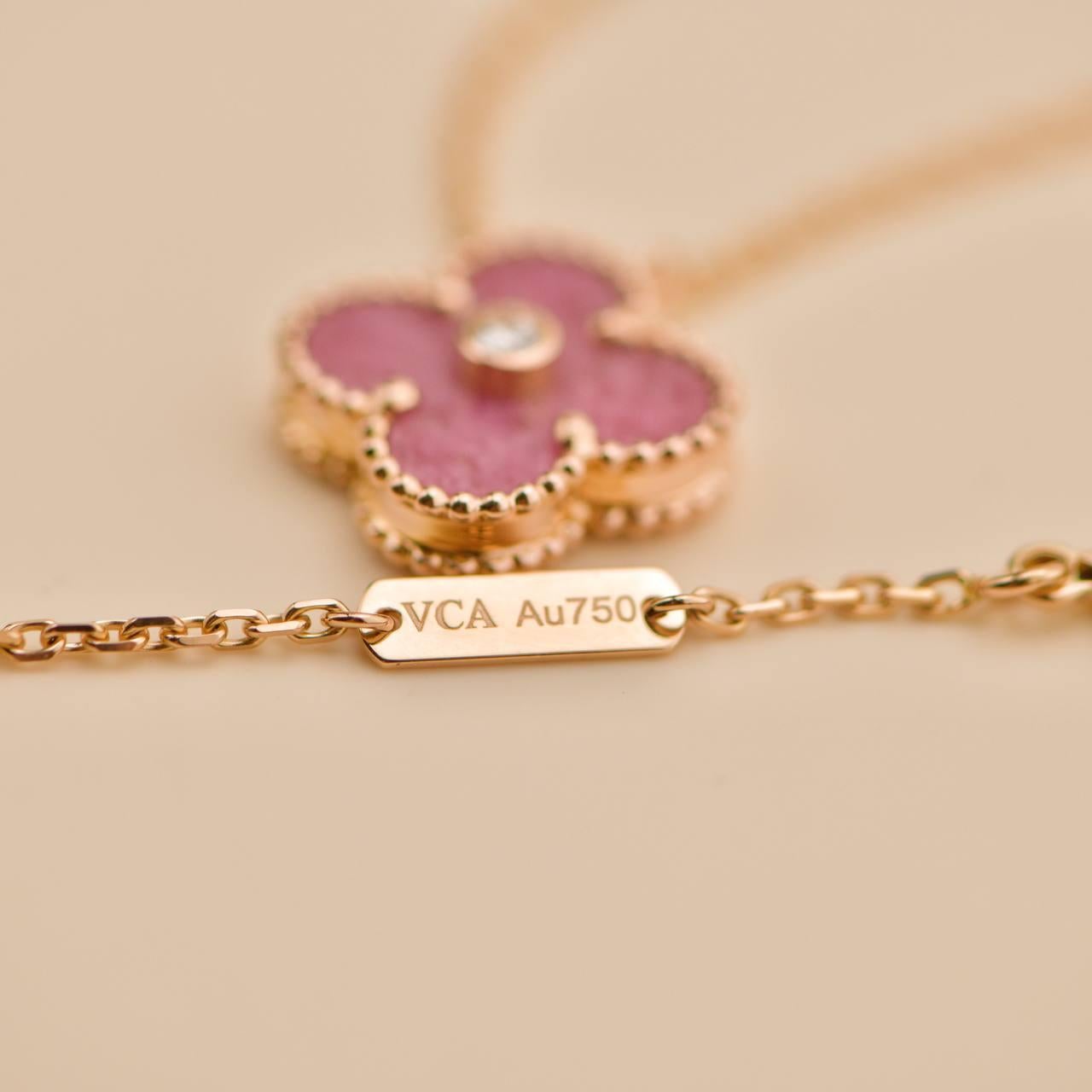 Van Cleef & Arpels Vintage Alhambra Rhodonite Diamond 2021 Holiday Pendant im Angebot 2