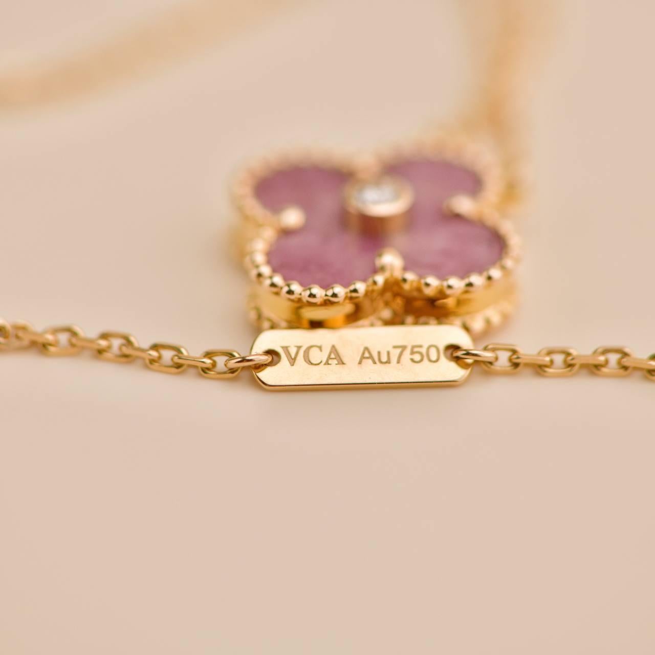 Van Cleef & Arpels Pendentif de vacances Alhambra vintage en rhodonite et diamants 2021 en vente 2