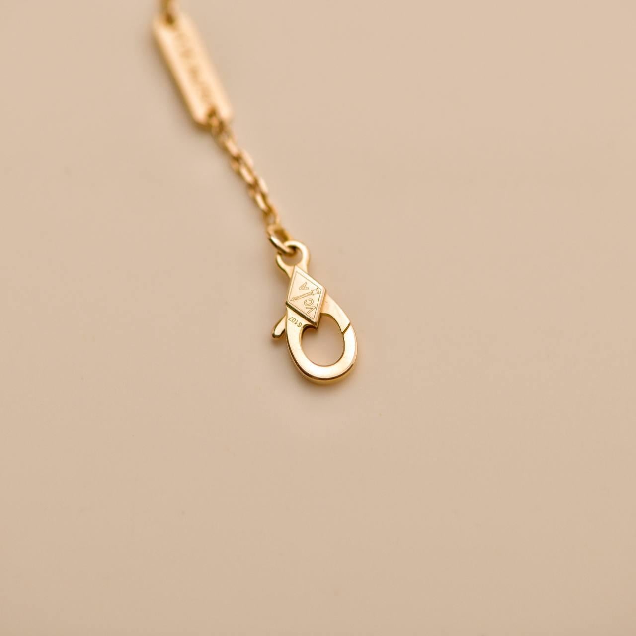 Van Cleef & Arpels Pendentif de vacances Alhambra vintage en rhodonite et diamants 2021 en vente 3