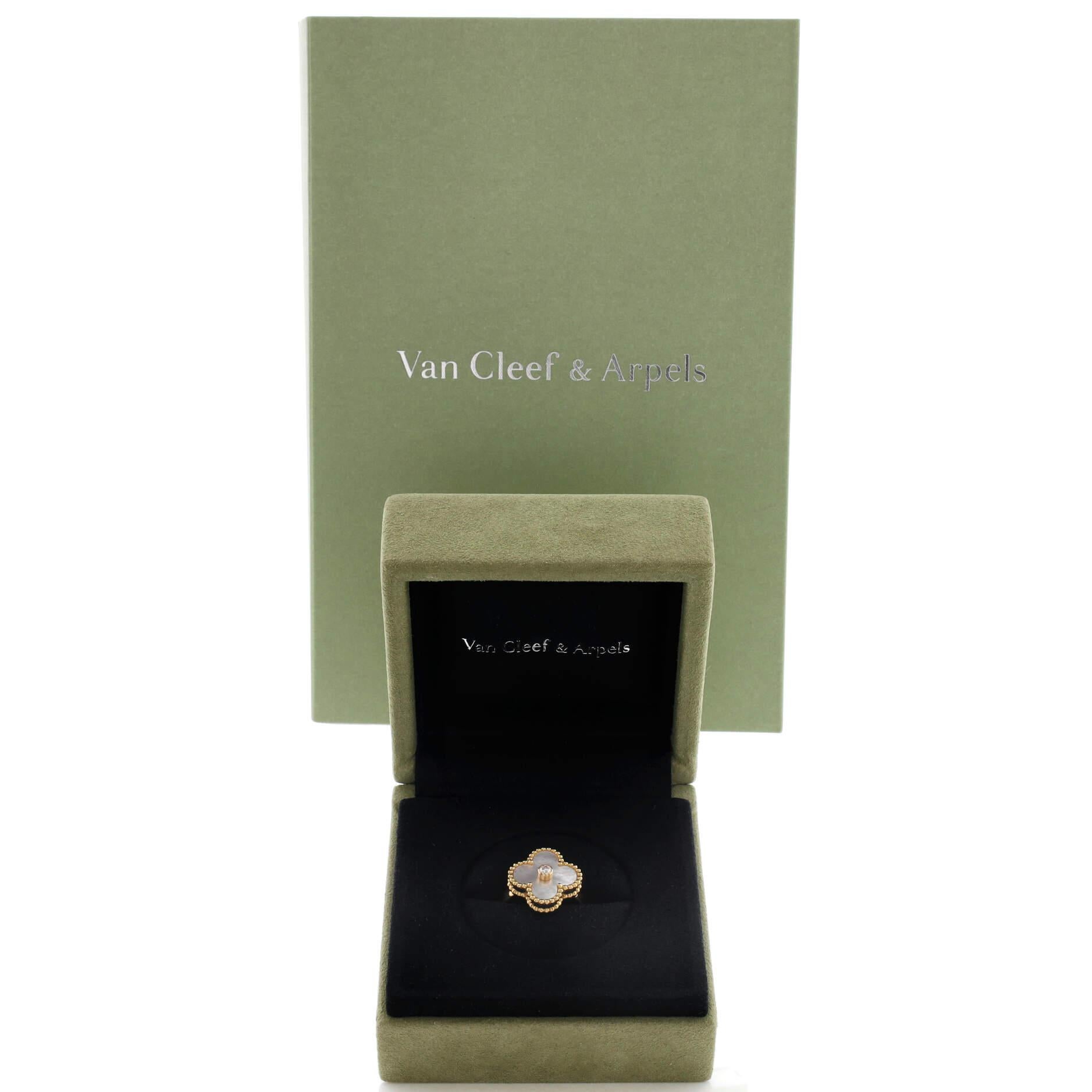 Zustand: Ausgezeichnet. Leichte Abnutzung.
Zubehör: Kein Zubehör
Abmessungen: Größe: 4 - 47, Breite: 2,60 mm
Designer: Van Cleef & Arpels
Modell: Vintage Alhambra Ring 18K Gelbgold mit Perlmutt und Diamant
Äußere Farbe: Gelbgold
Artikel Nummer: