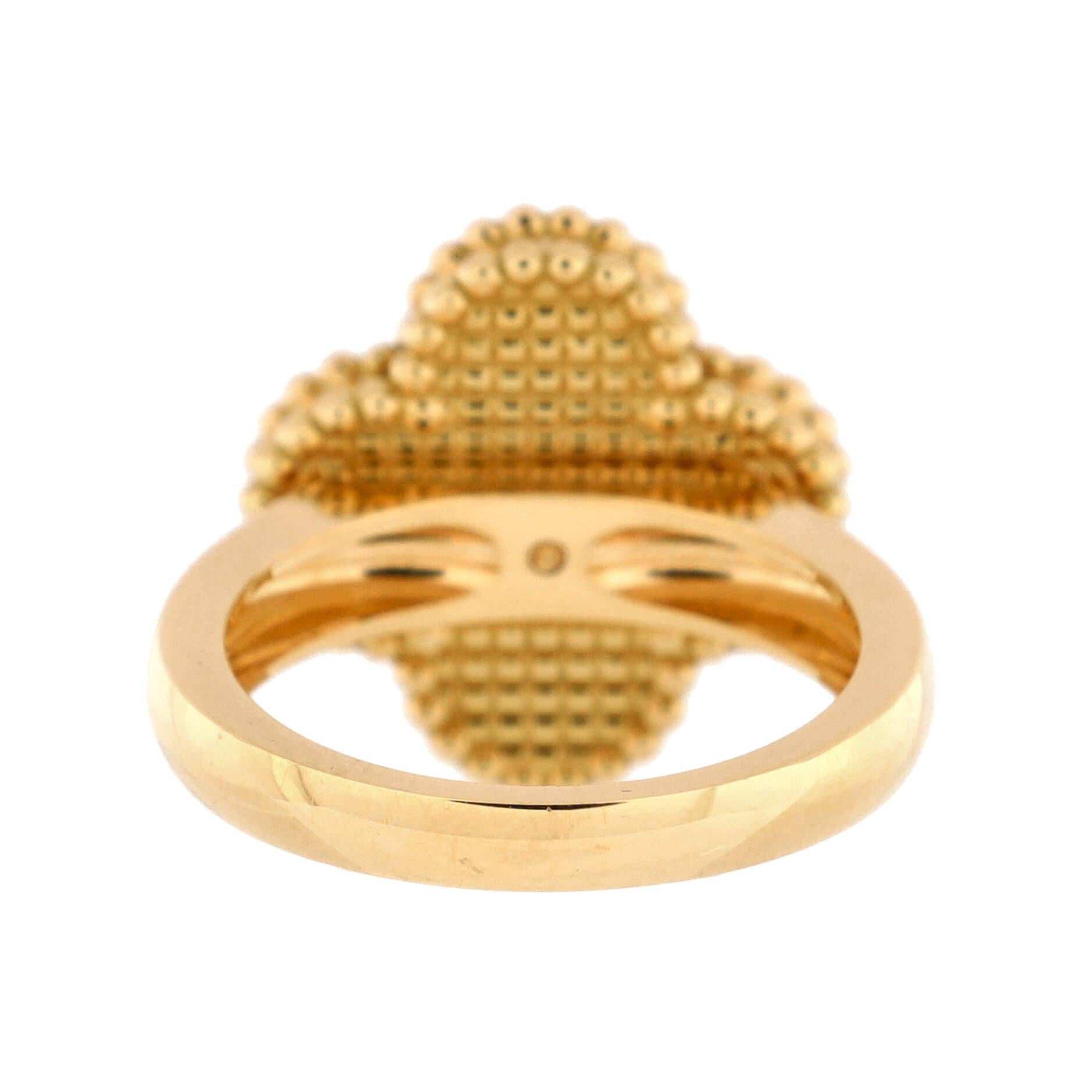Van Cleef & Arpels Vintage Alhambra-Ring aus 18 Karat Gelbgold mit Perlmutt im Zustand „Gut“ in New York, NY