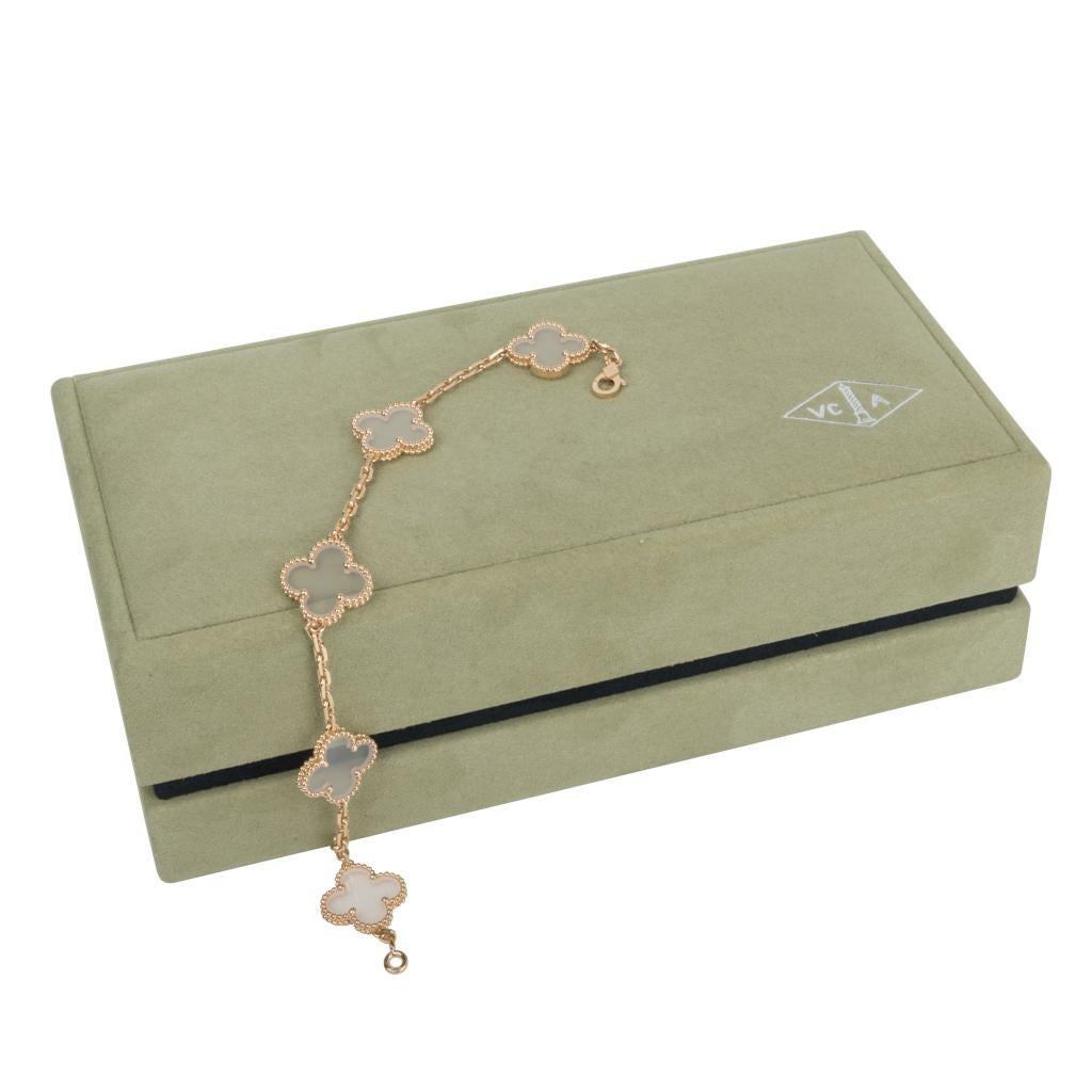 Le bracelet Vintage Alhambra 5 motifs est garanti authentique, extrêmement rare et de grande collection. Il est composé de cristaux de roche rares sertis dans de l'or jaune 18K.
Impossible à trouver et ne peut plus être commandé,  cette beauté est