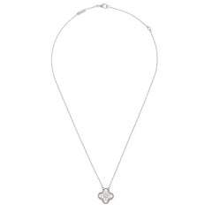 Van Cleef & Arpels, collier pendentif Alhambra vintage en or 18 carats avec diamants ronds