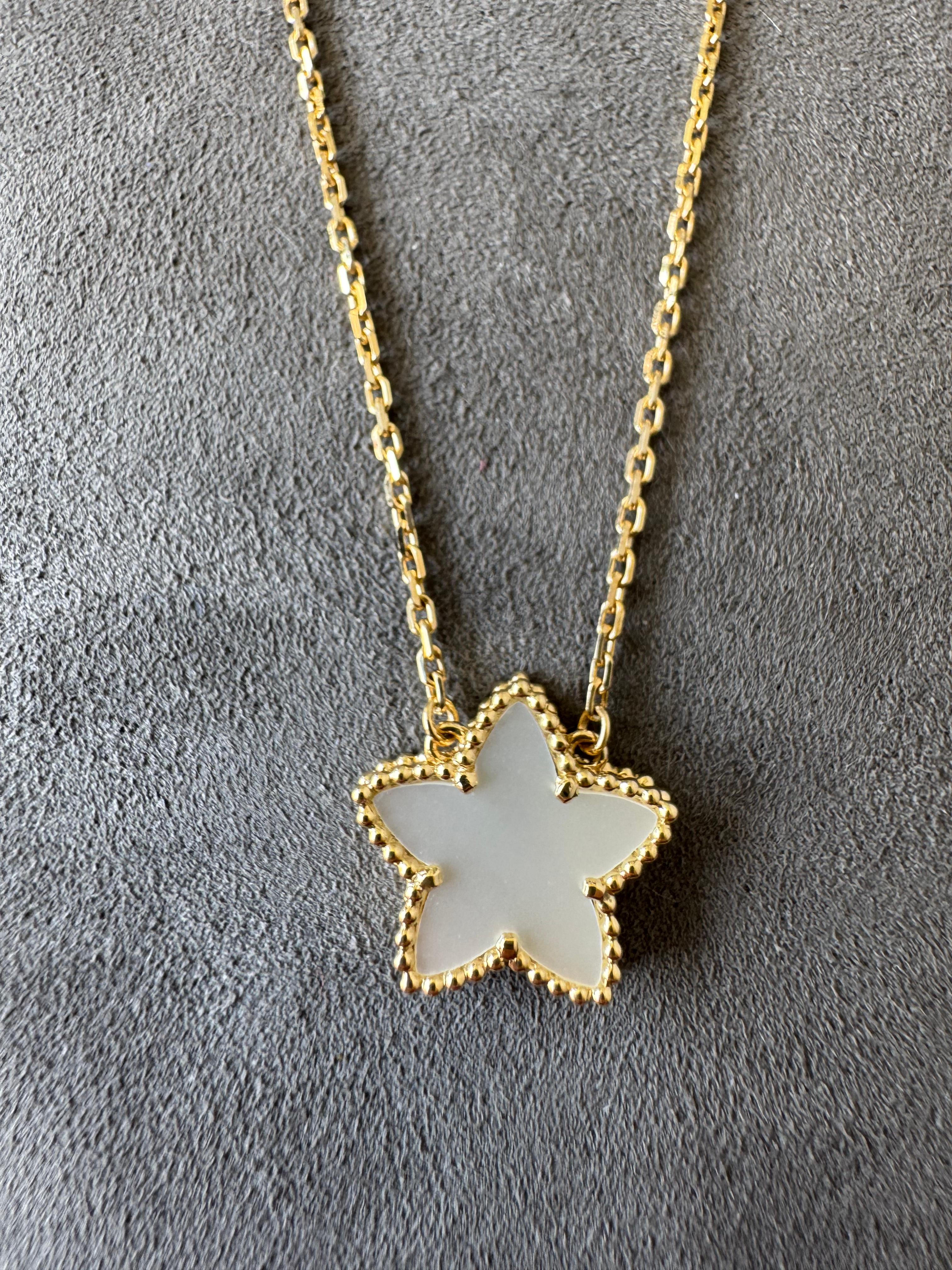 Van Cleef & Arpels Vintage Alhambra Star Holiday Edition Perlmutt Diamant 18K Gold Estate Pre-Owned Motiv Anweisung Anhänger Halskette
Sehr schwierig, in diesem Zustand und Kombination zu erwerben, da dieser Artikel ist von 10+ Jahren.
18K Gelbgold